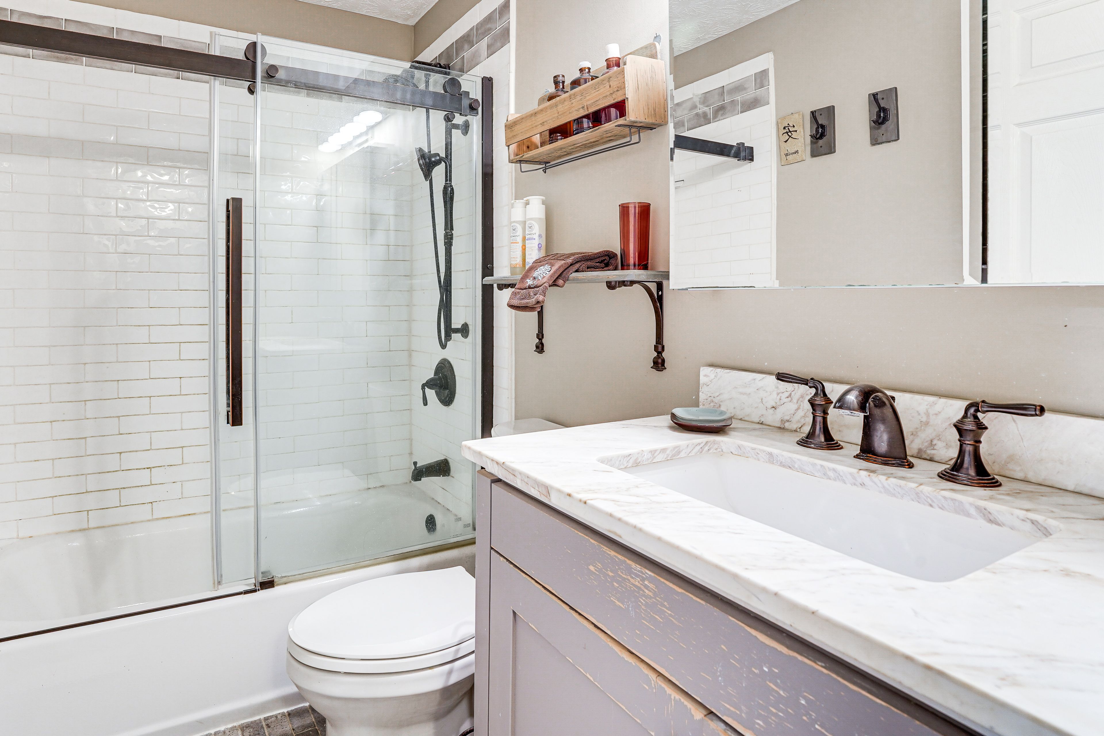 Full Bathroom | 2nd Floor