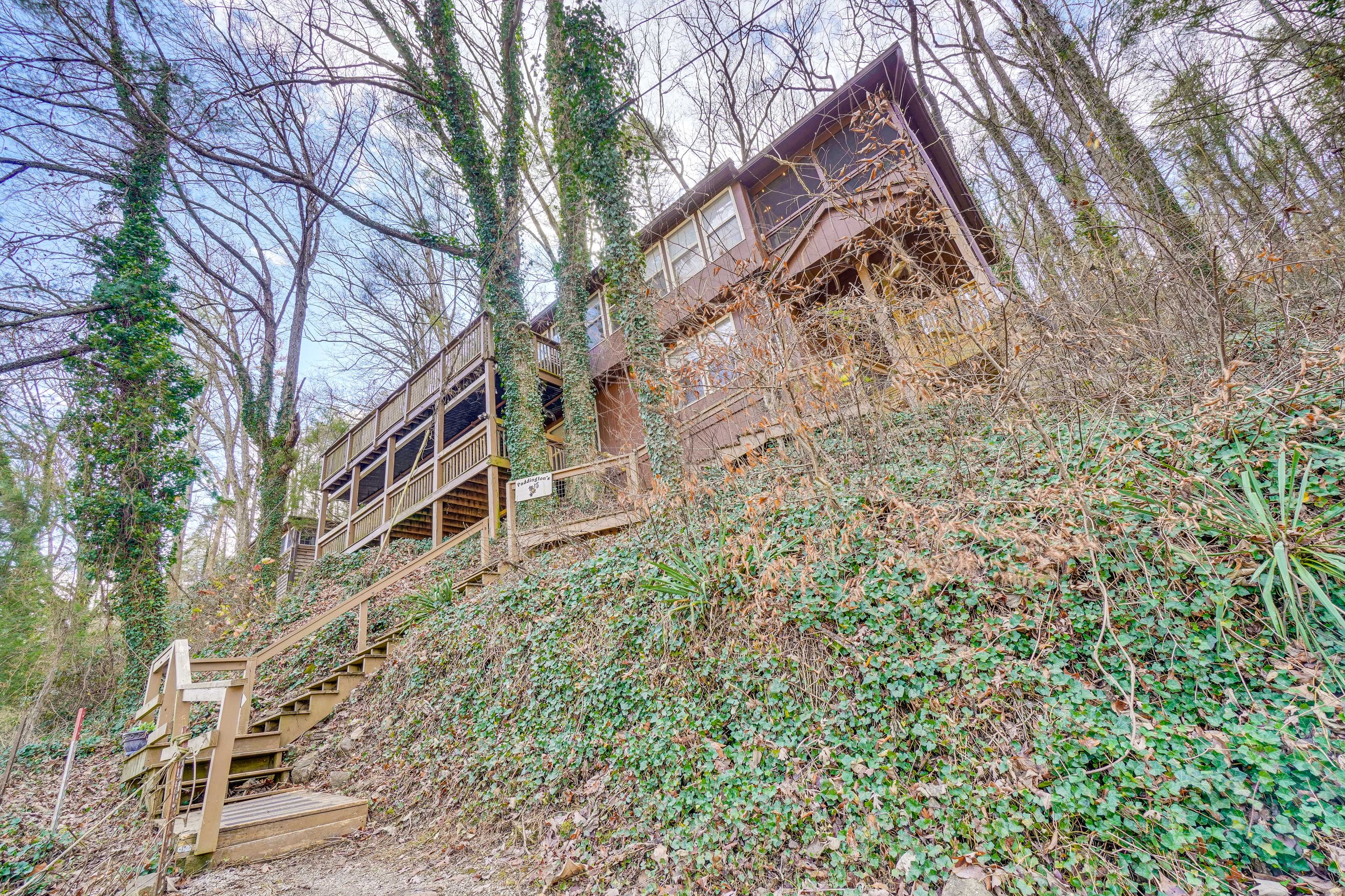 Exterior | Driveway (5 Vehicles)