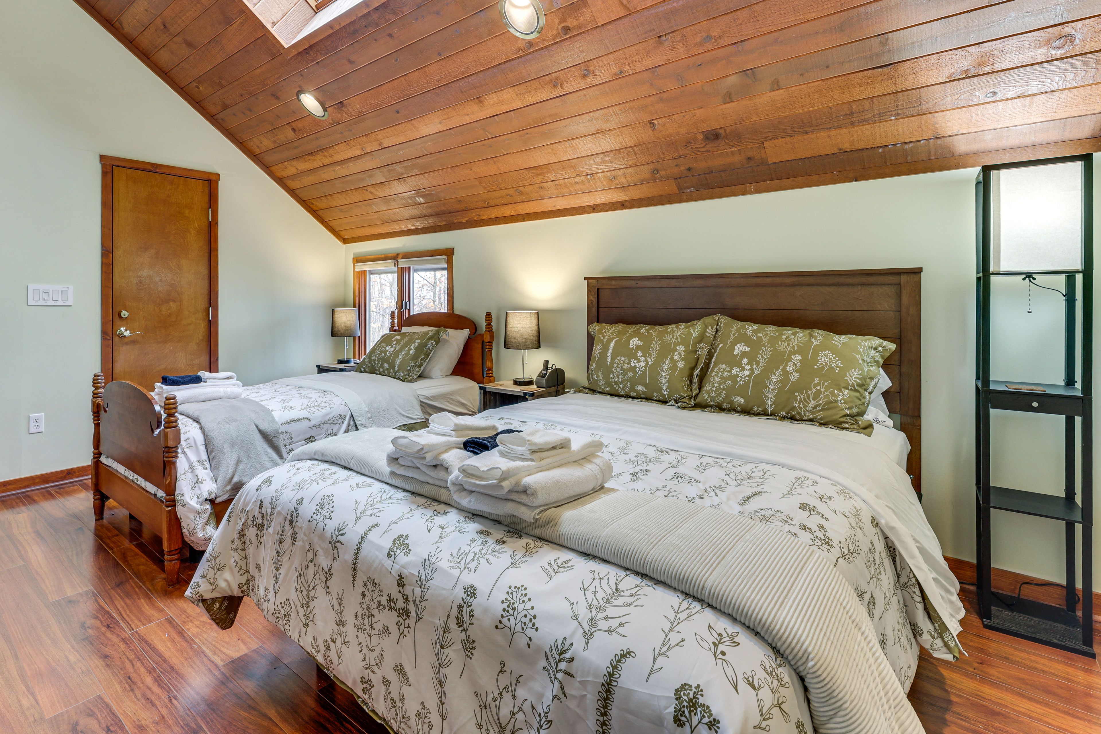 Bedroom 3 | Queen Bed | Twin Bed | Smart TV | 2nd Floor