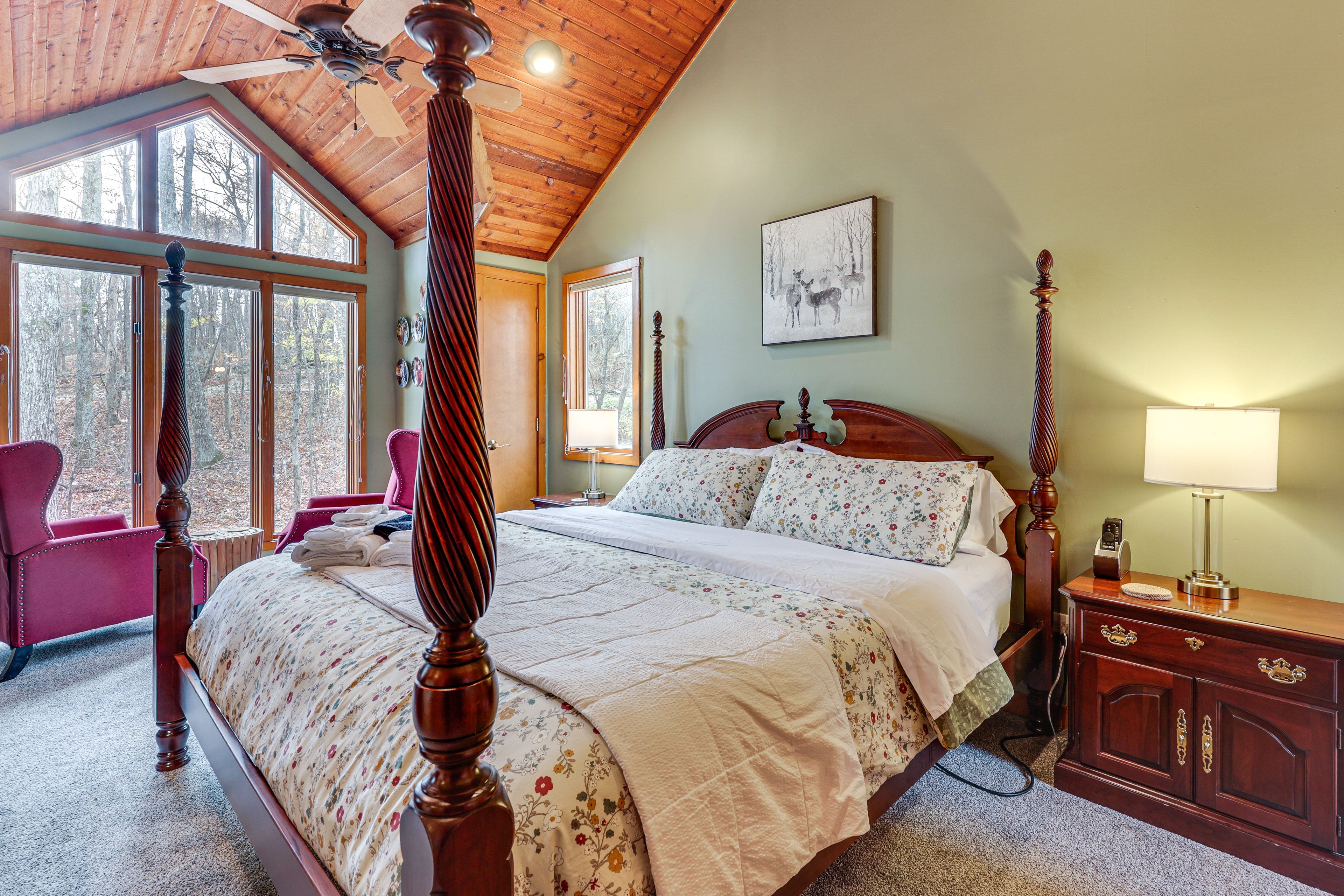 Bedroom 2 | King Bed | Smart TV | Books | 2nd Floor