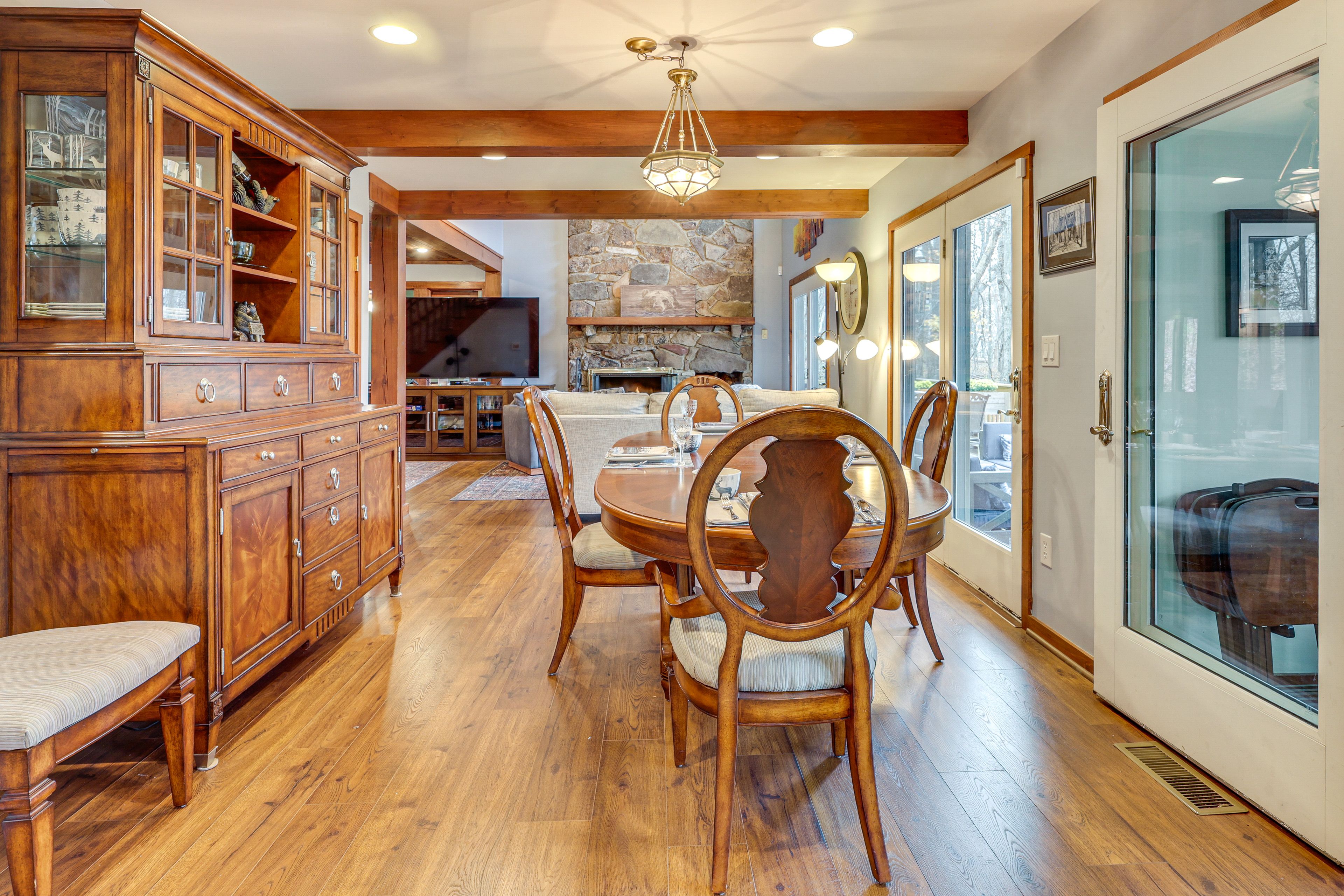 Dining Area | Dishware/Flatware Provided | 1st Floor