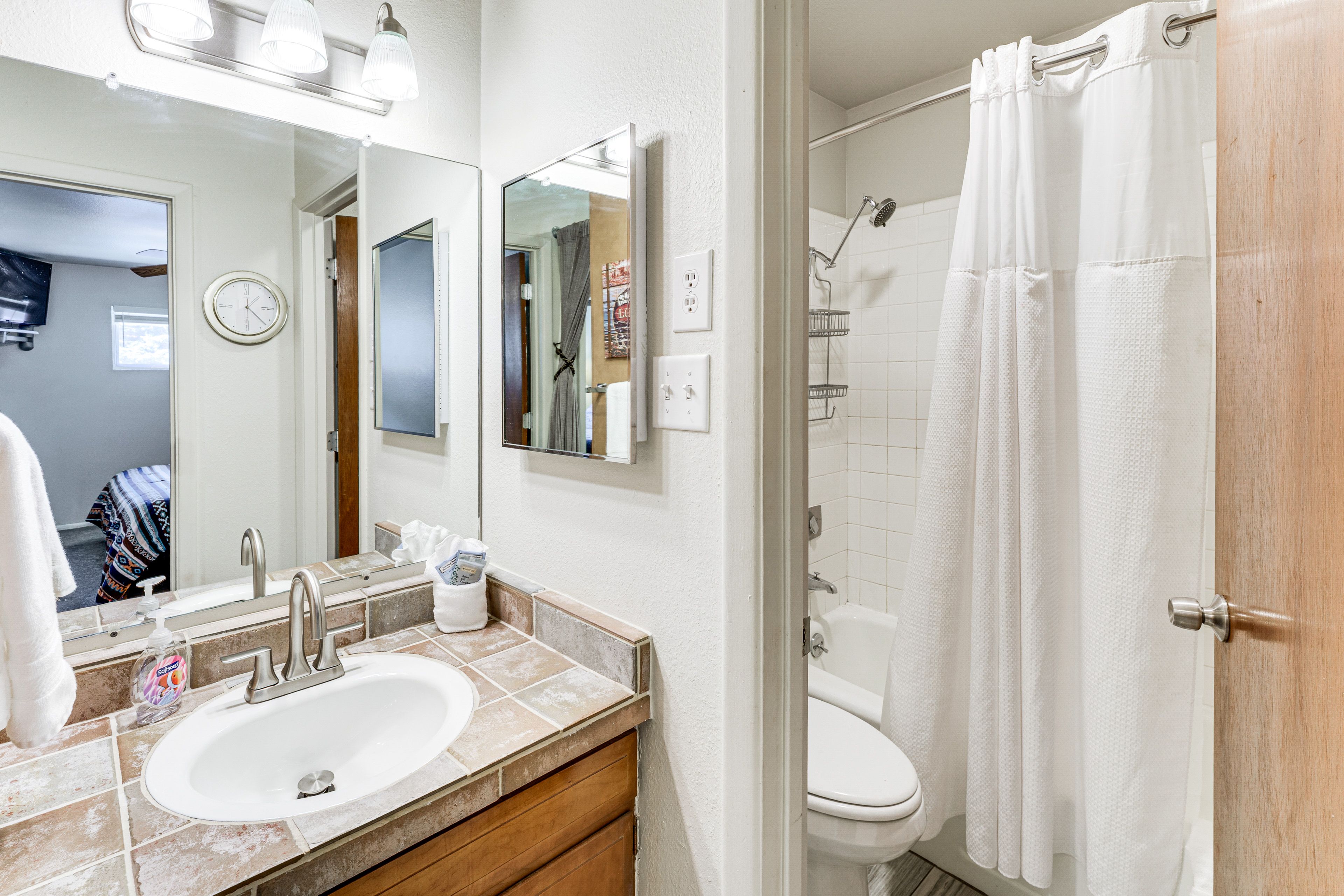 Full Bathroom | Towels Provided