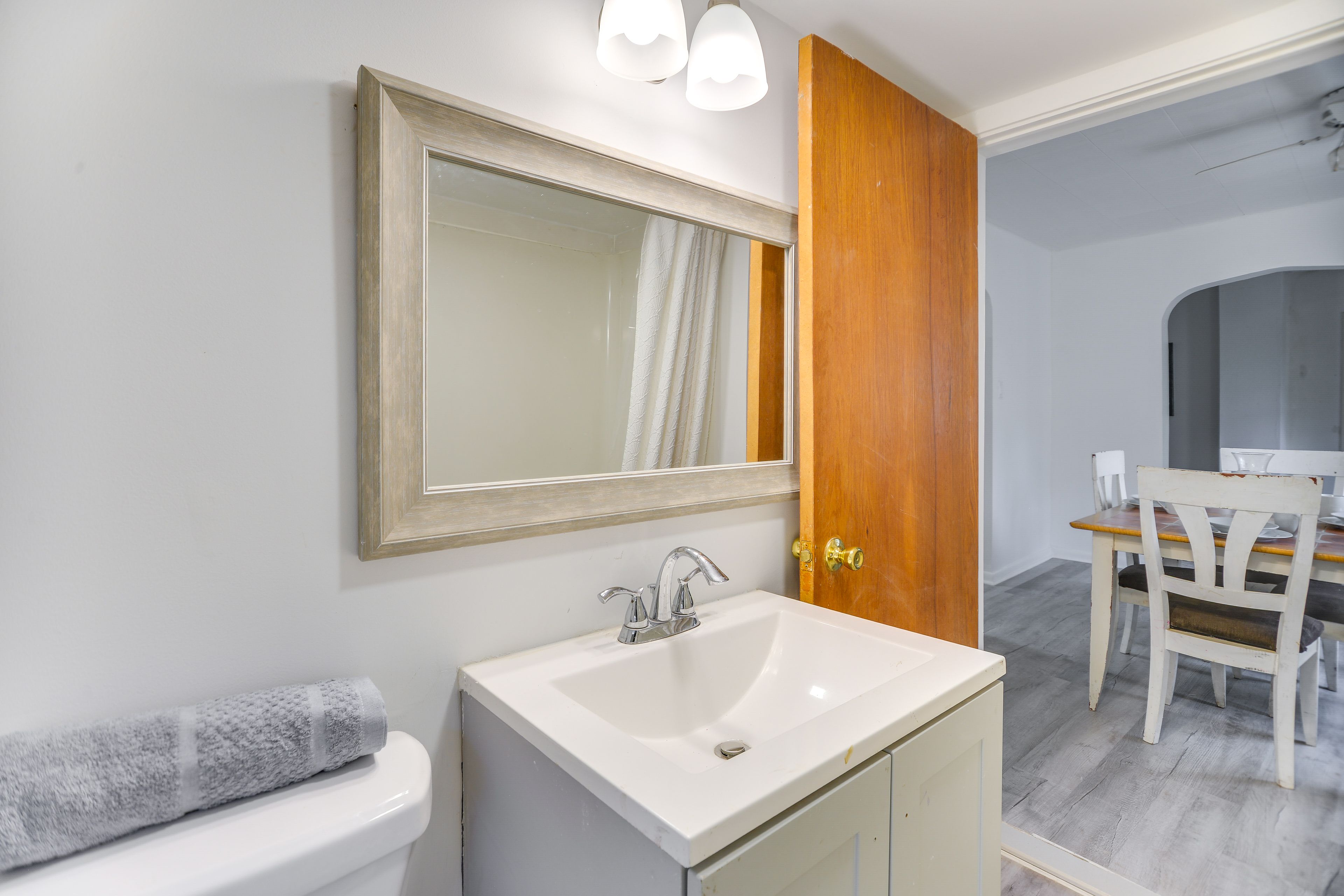 Full Bathroom | Towels Provided | Complimentary Toiletries