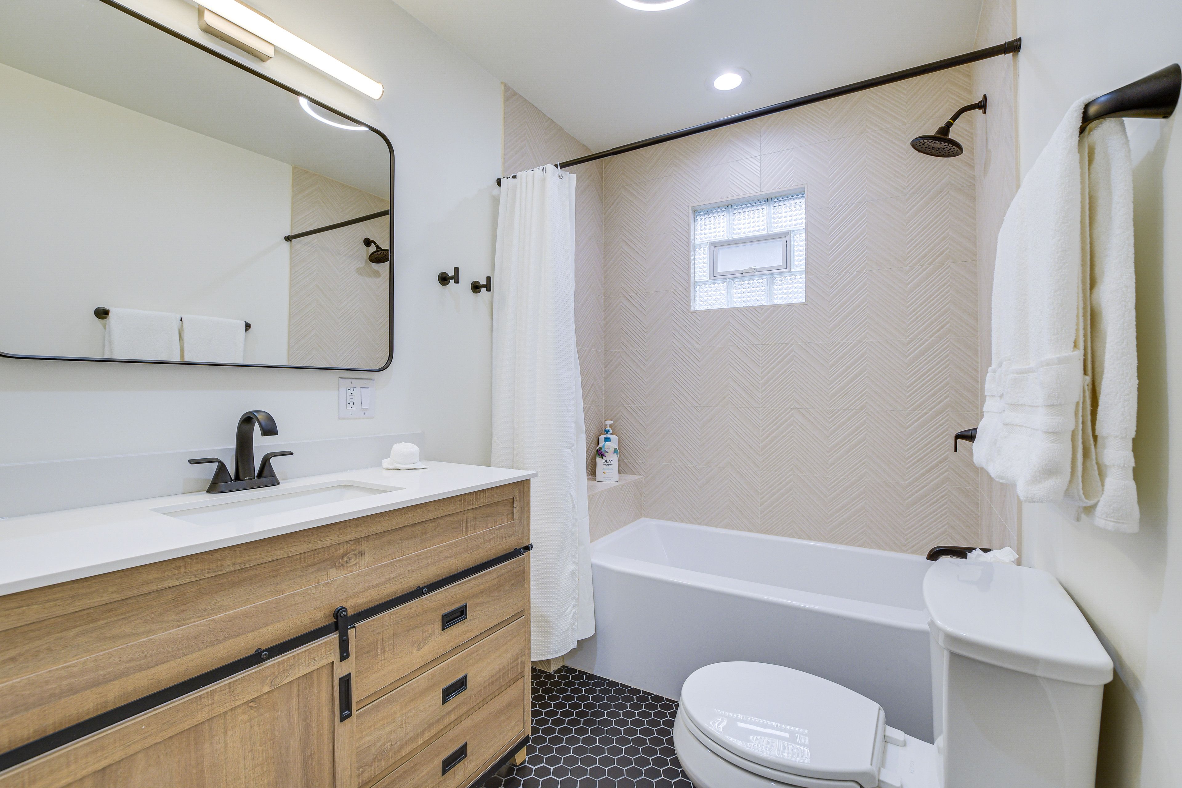 Full Bathroom | 1st Floor | Towels Provided