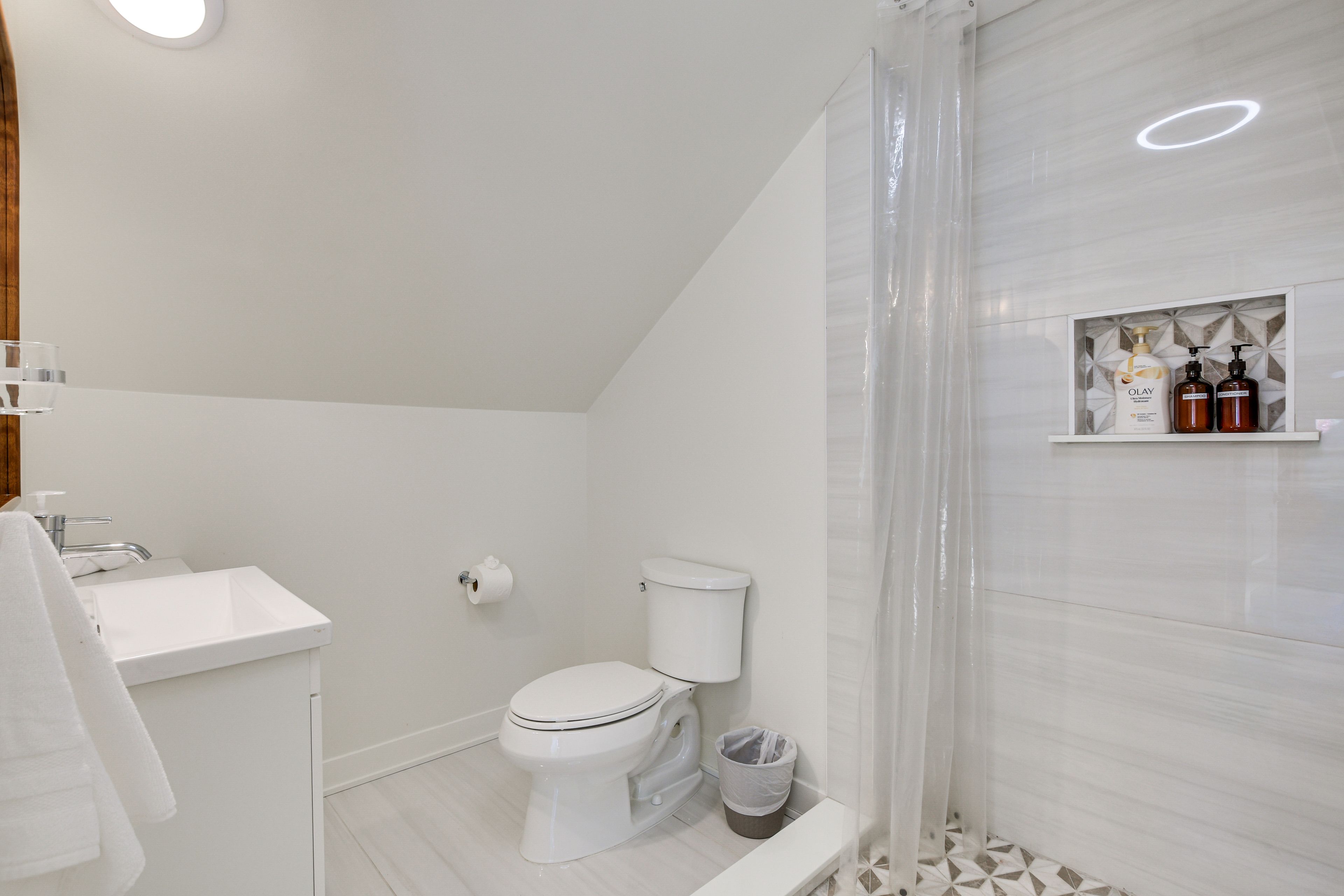 Full Bathroom | 2nd Floor | Complimentary Toiletries