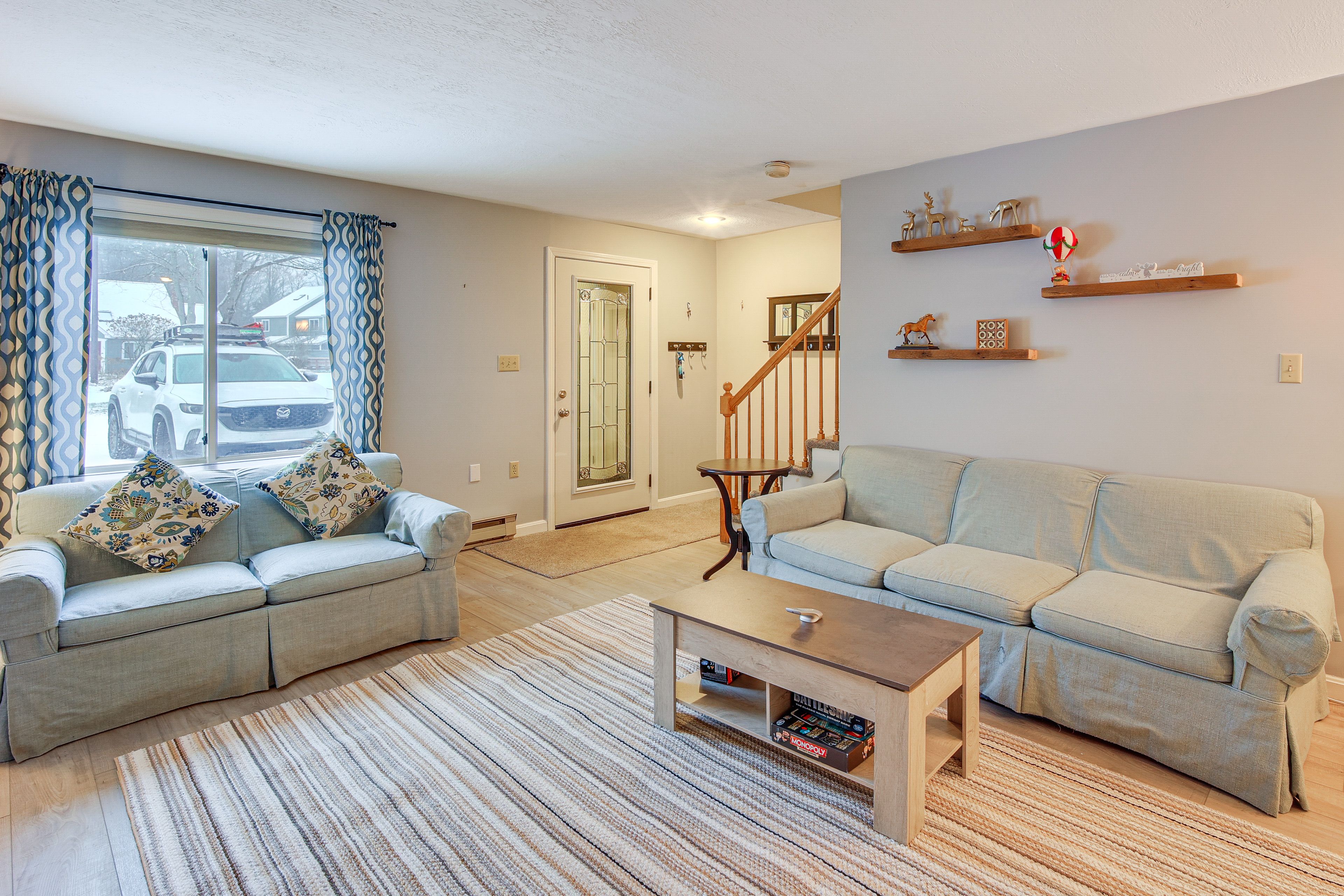 Living Room | 1st Floor | Smart TV | Gas Fireplace | Free WiFi