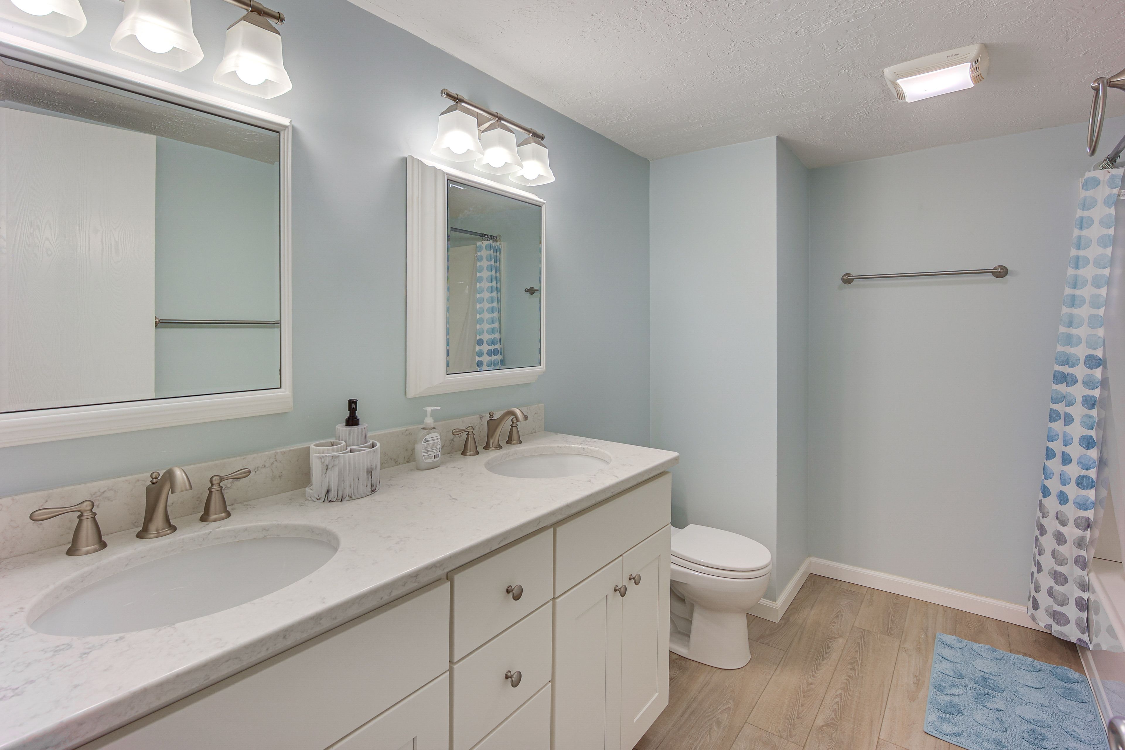 Full Bathroom | 2nd Floor | Towels Provided