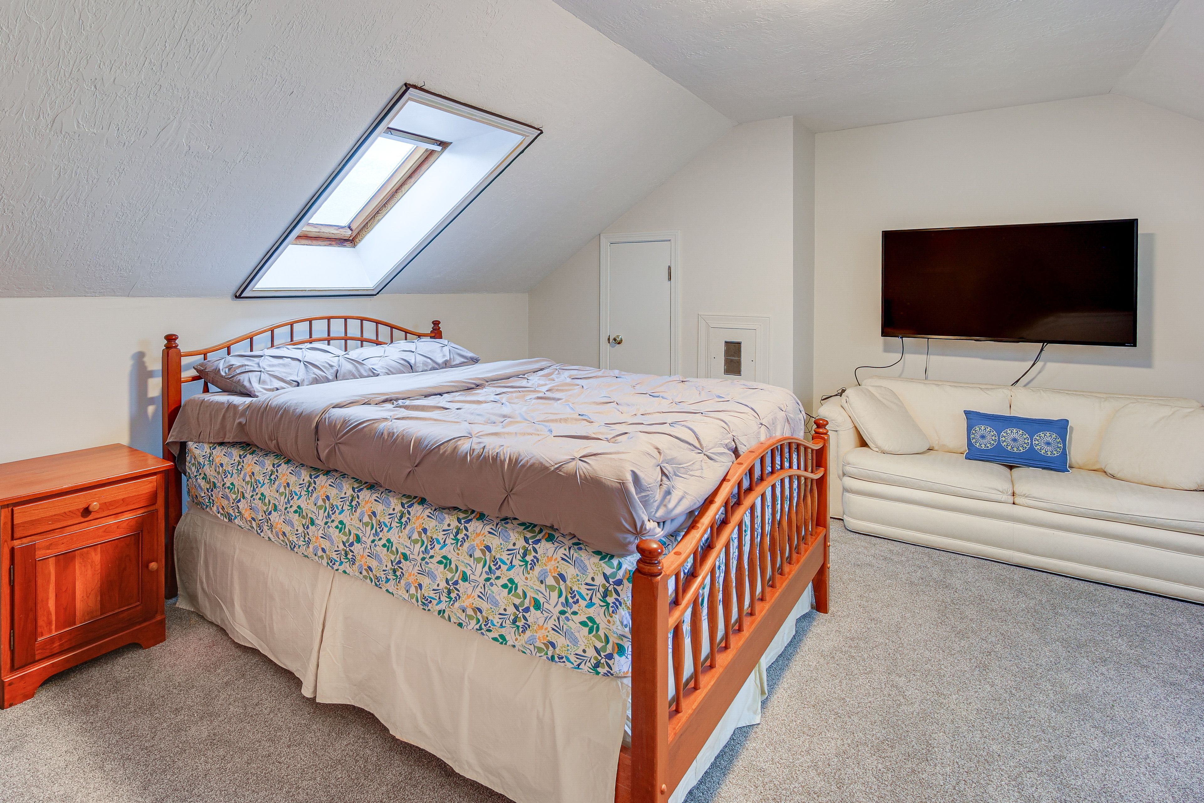 Bedroom 3 | 3rd Floor | Queen Bed | Twin Daybed | Smart TV