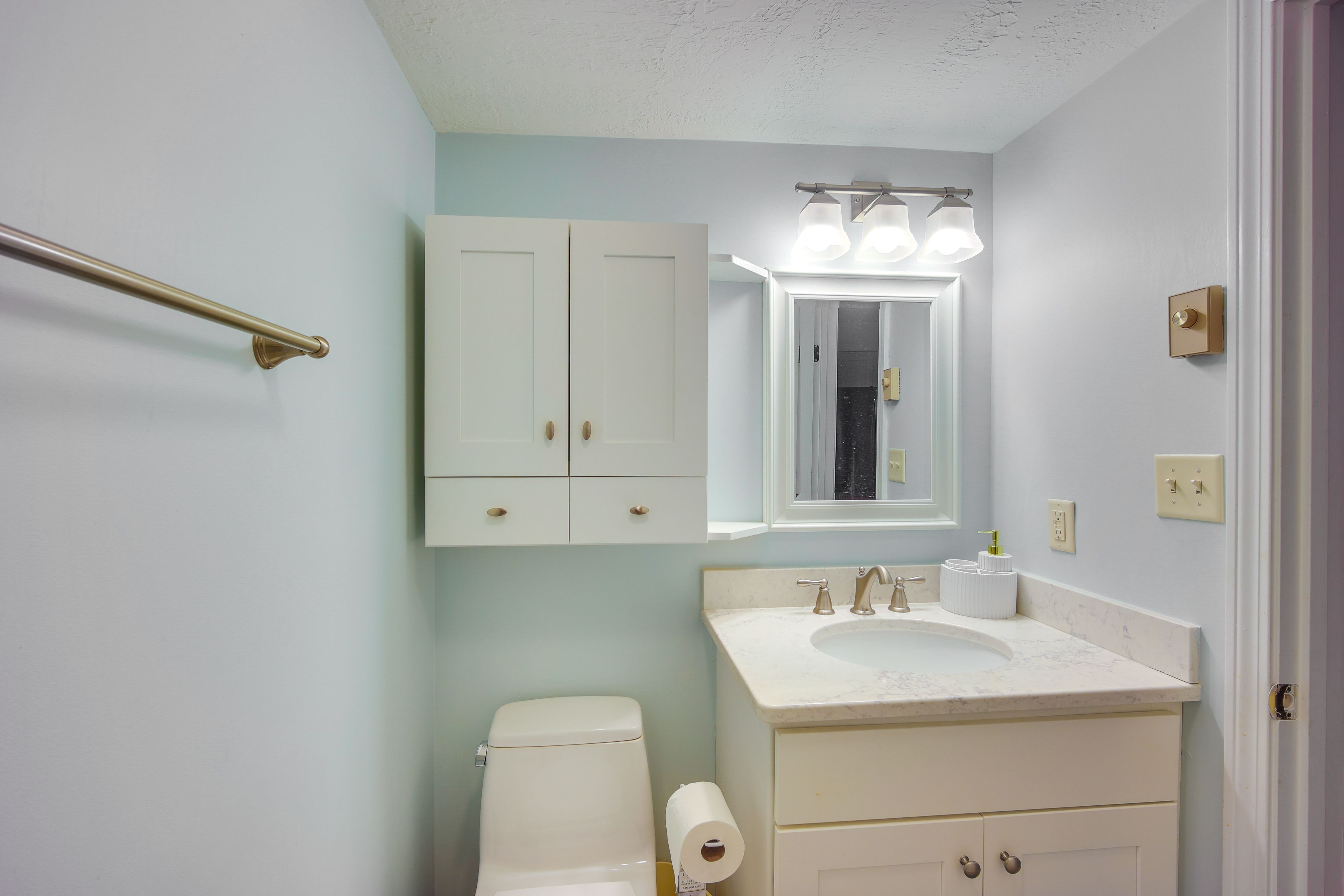 Full Bathroom | 1st Floor | Complimentary Toiletries