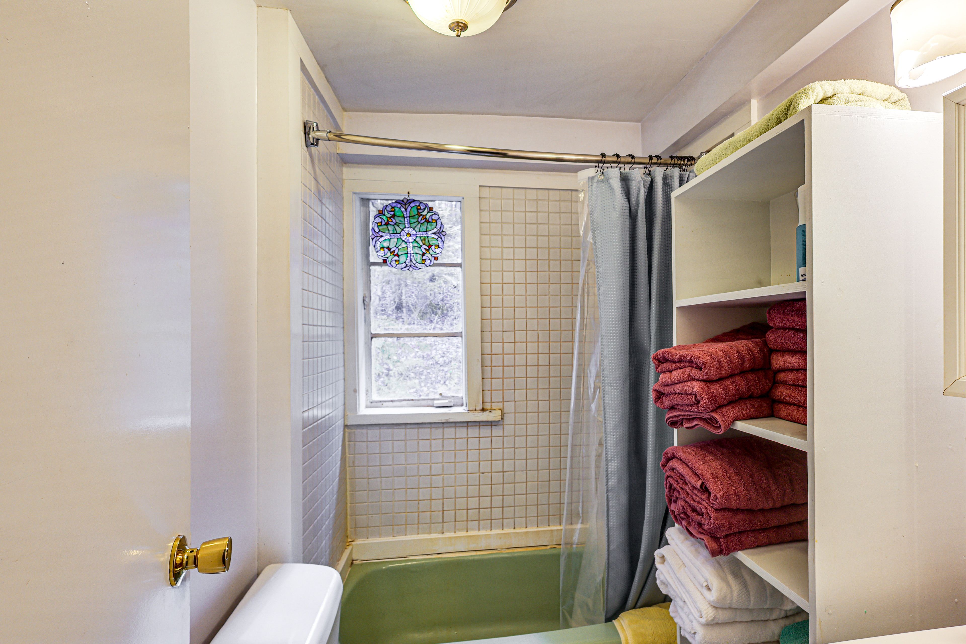 Full Bathroom | Towels Provided | Complimentary Toiletries
