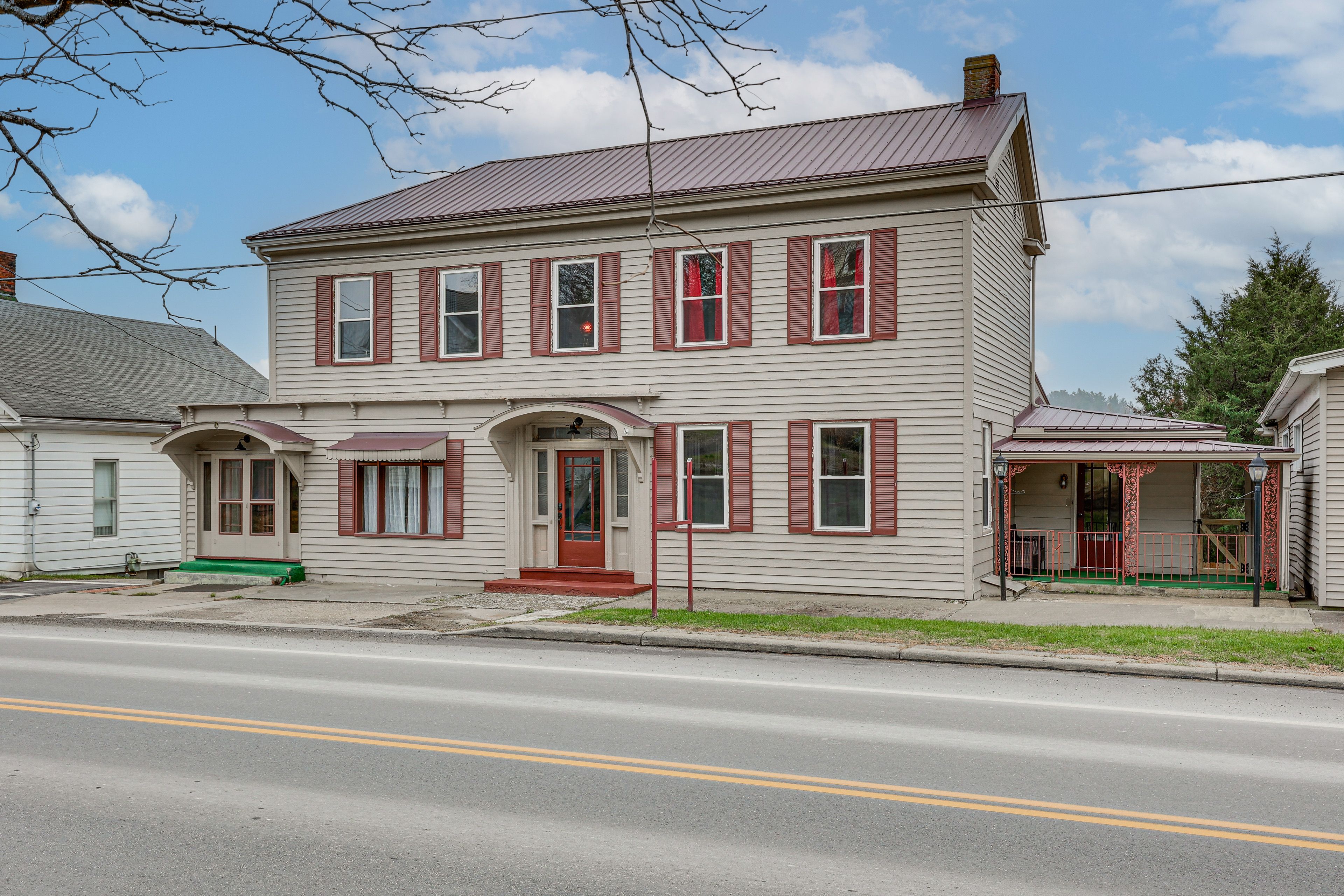 Exterior | Gravel Driveway (4 Vehicles) | Free Street Parking