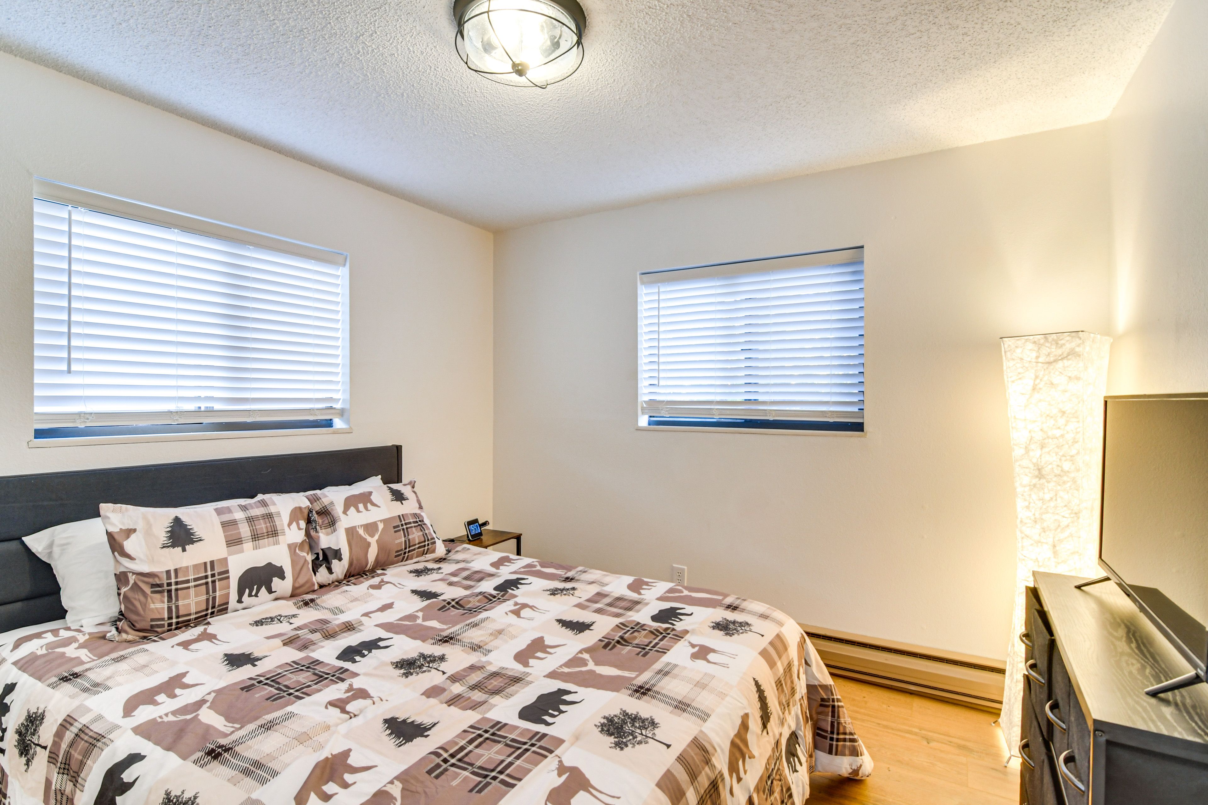 Bedroom 1 | Queen Bed