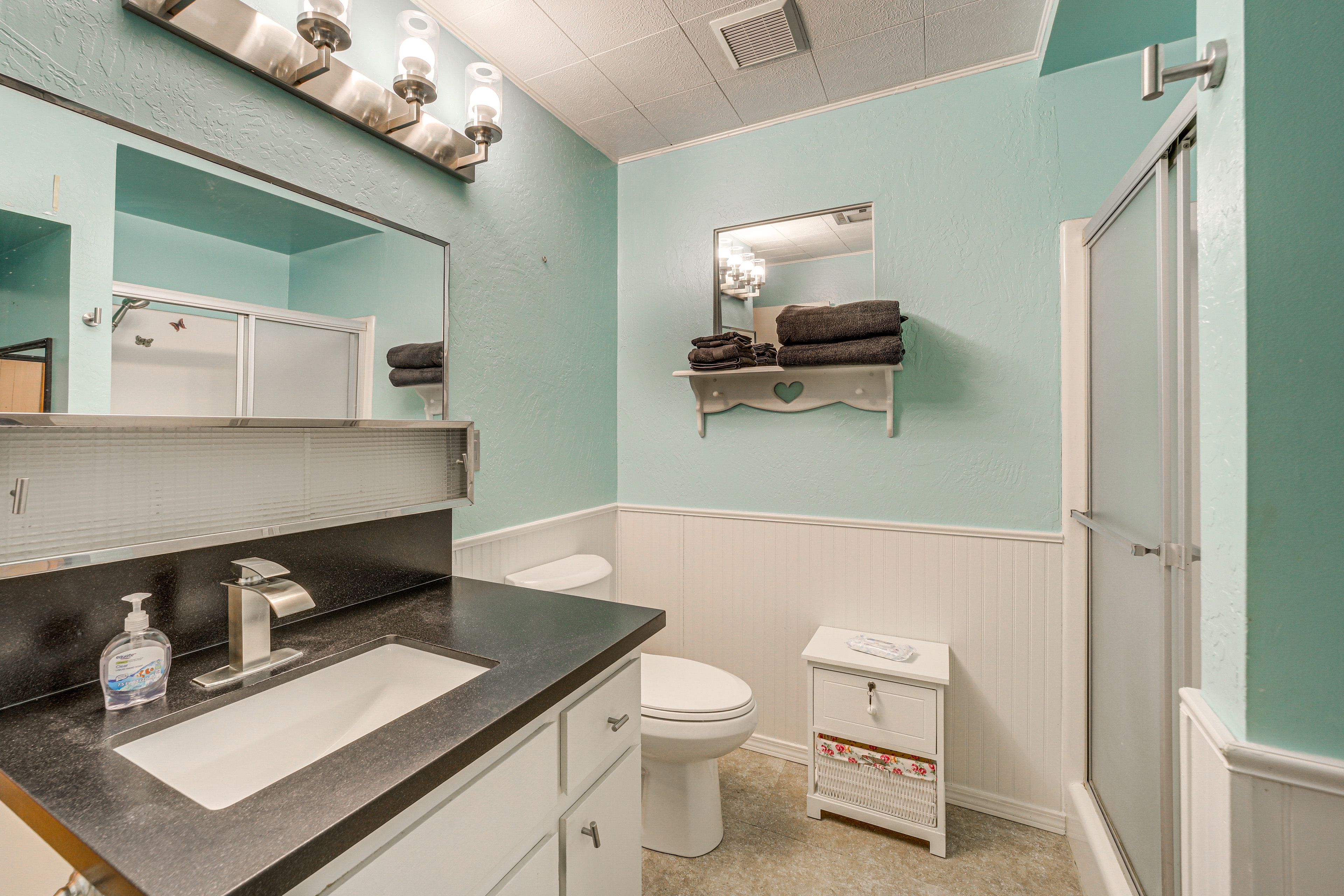 Full Bathroom | Complimentary Toiletries