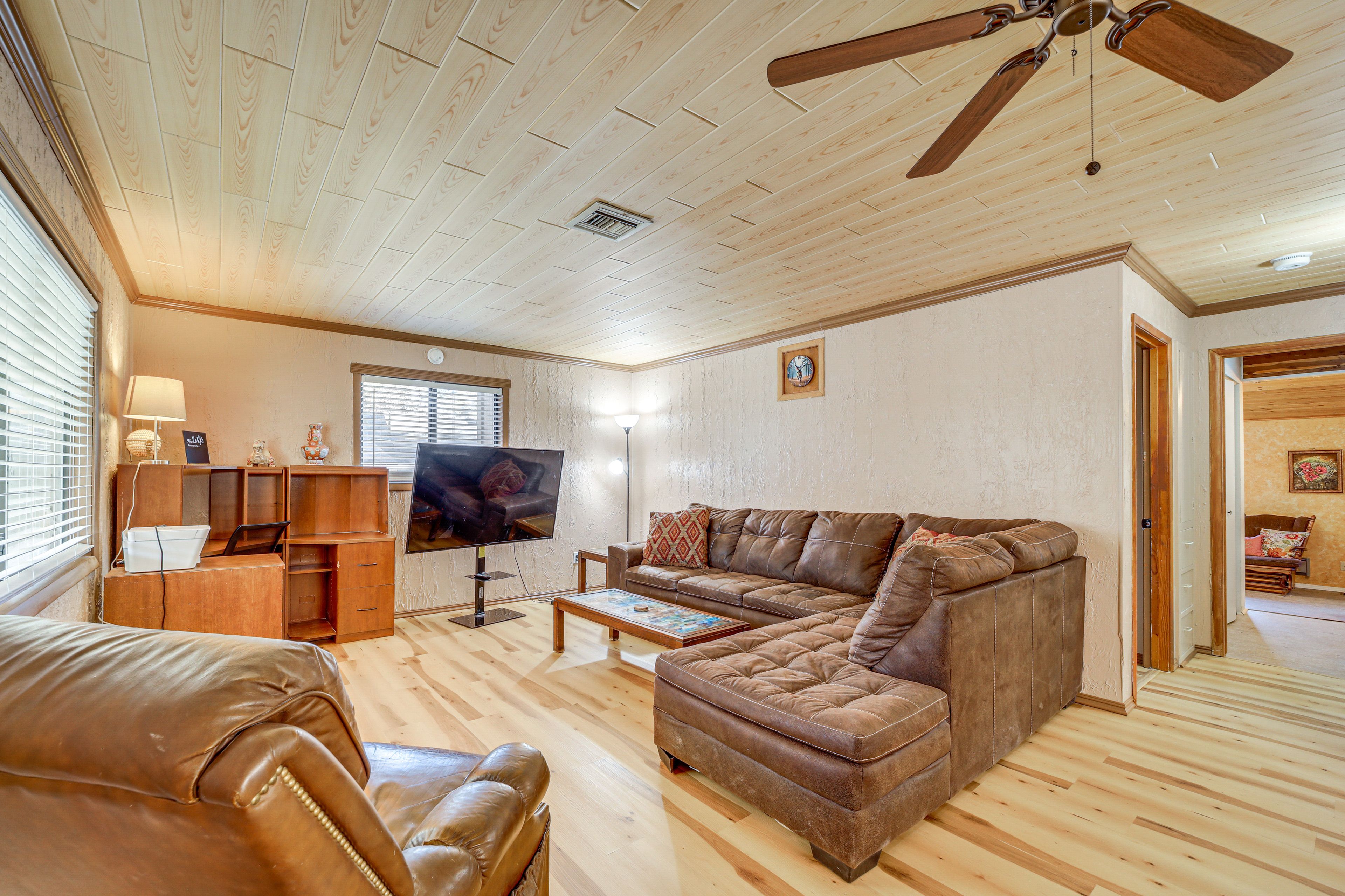 Living Room | Smart TV | Free WiFi | Central A/C & Heating