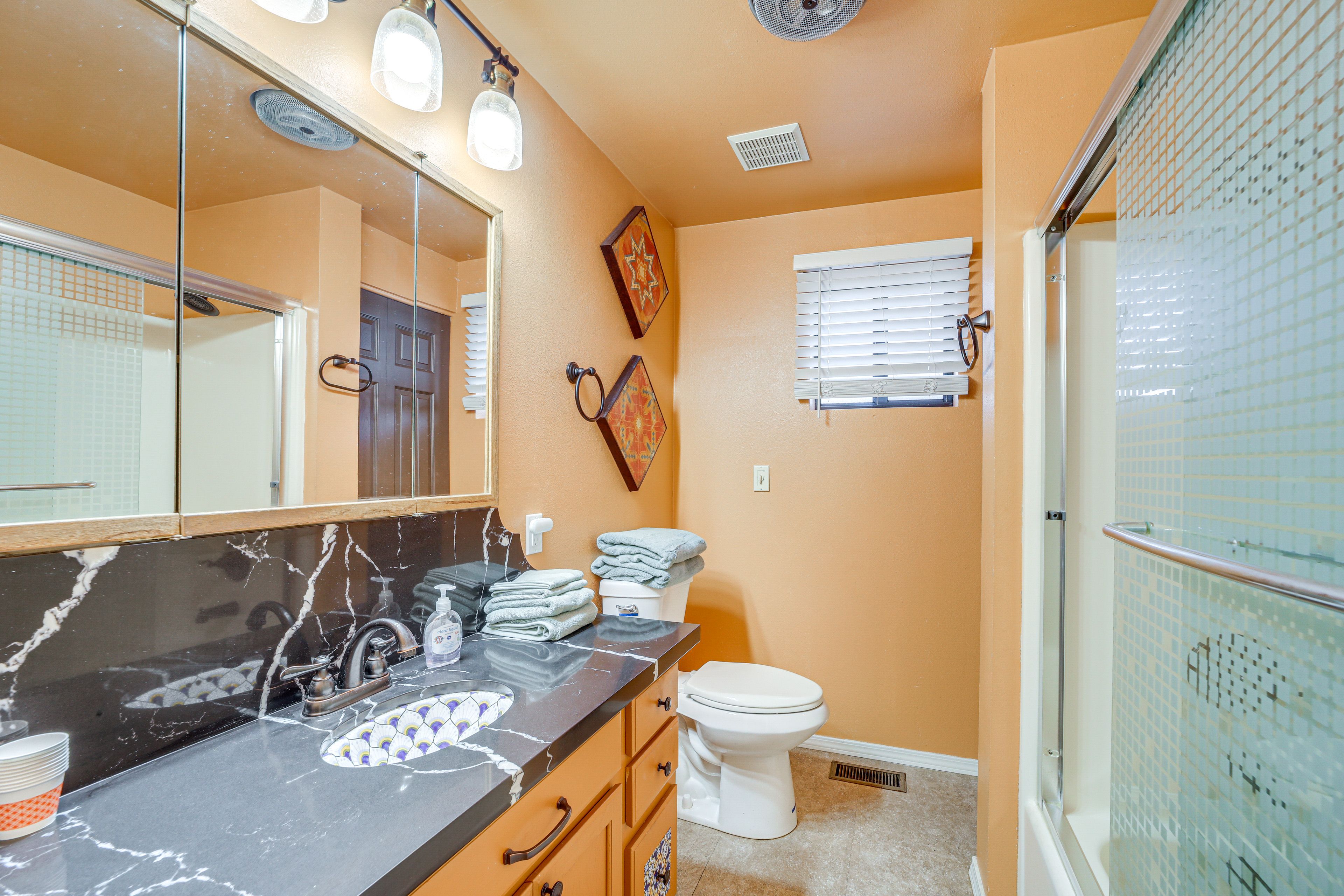 En-Suite Bathroom | 2 Steps to Enter | Towels Provided