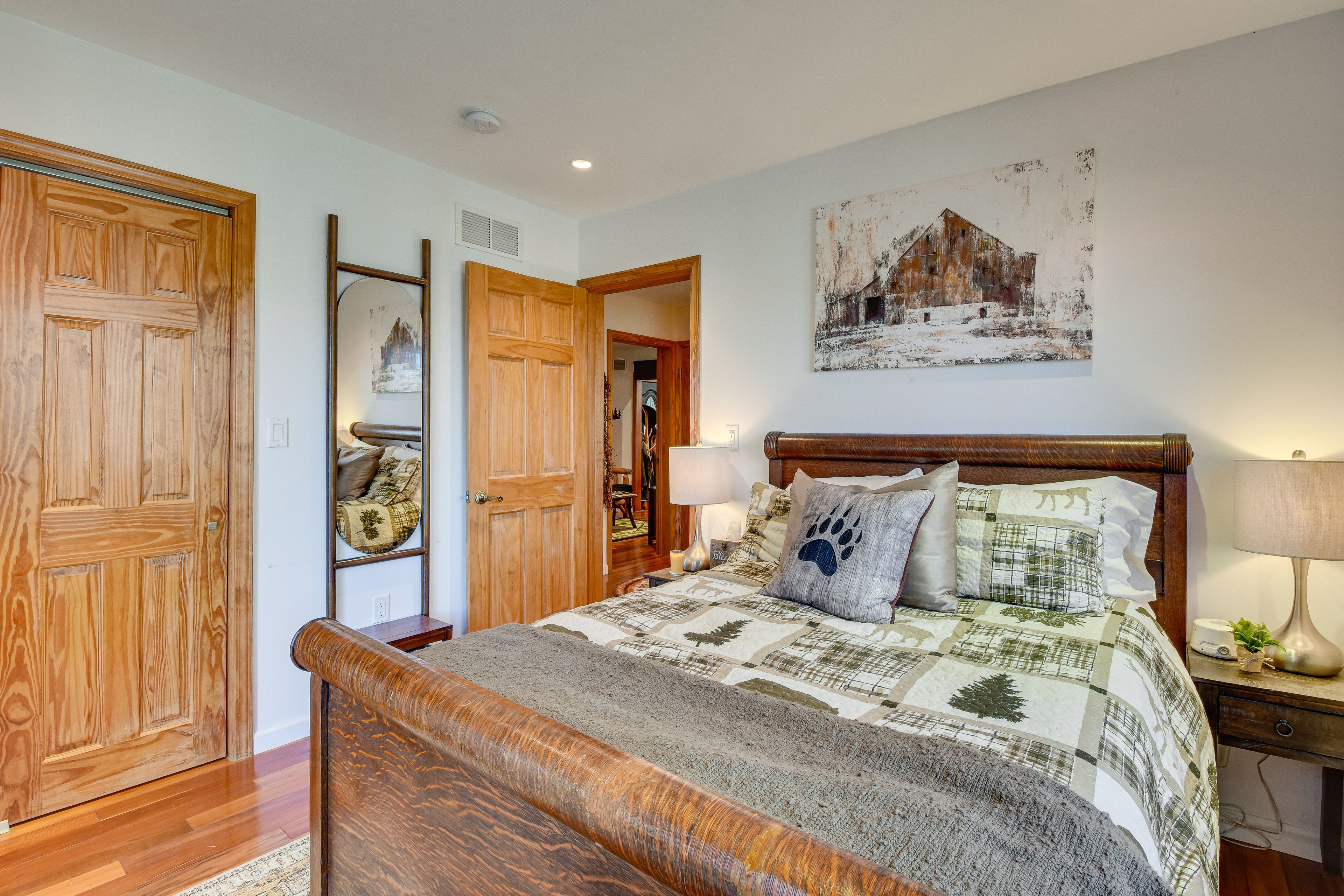 Bedroom 2 | Queen Bed | 1st Floor | Linens Provided