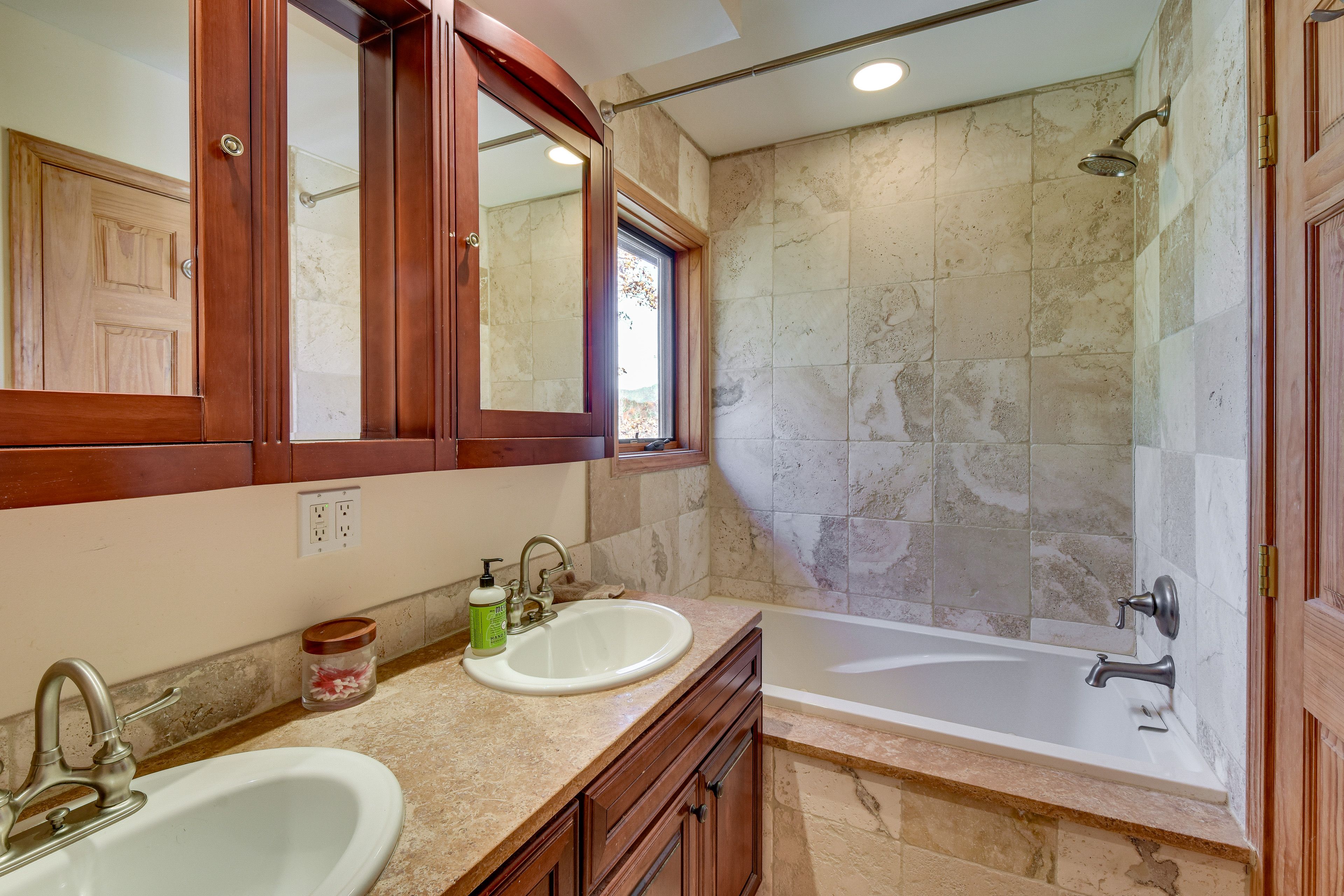 Full Bathroom | 2nd Floor | Towels Provided