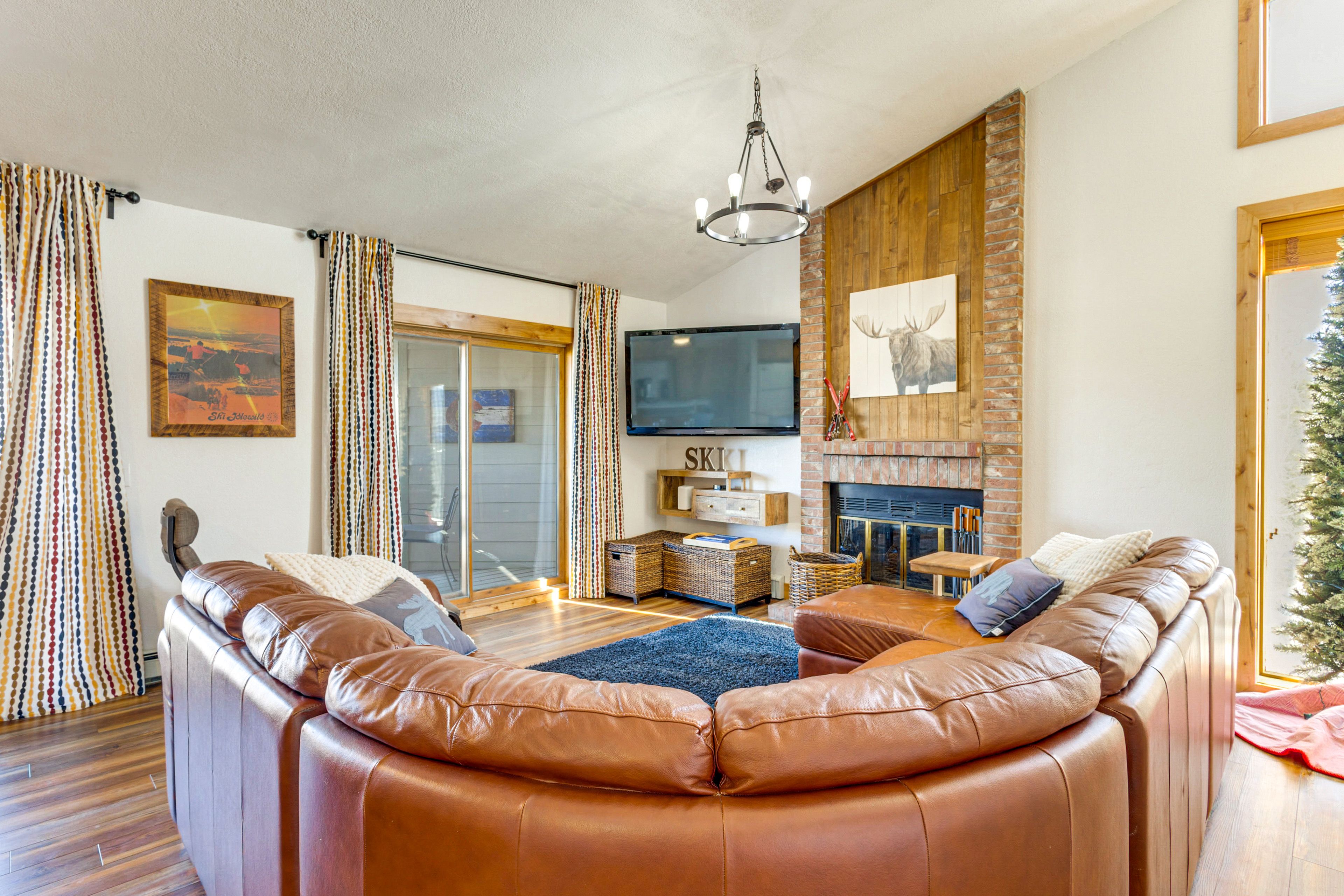 Living Room | Smart TV | Free WiFi