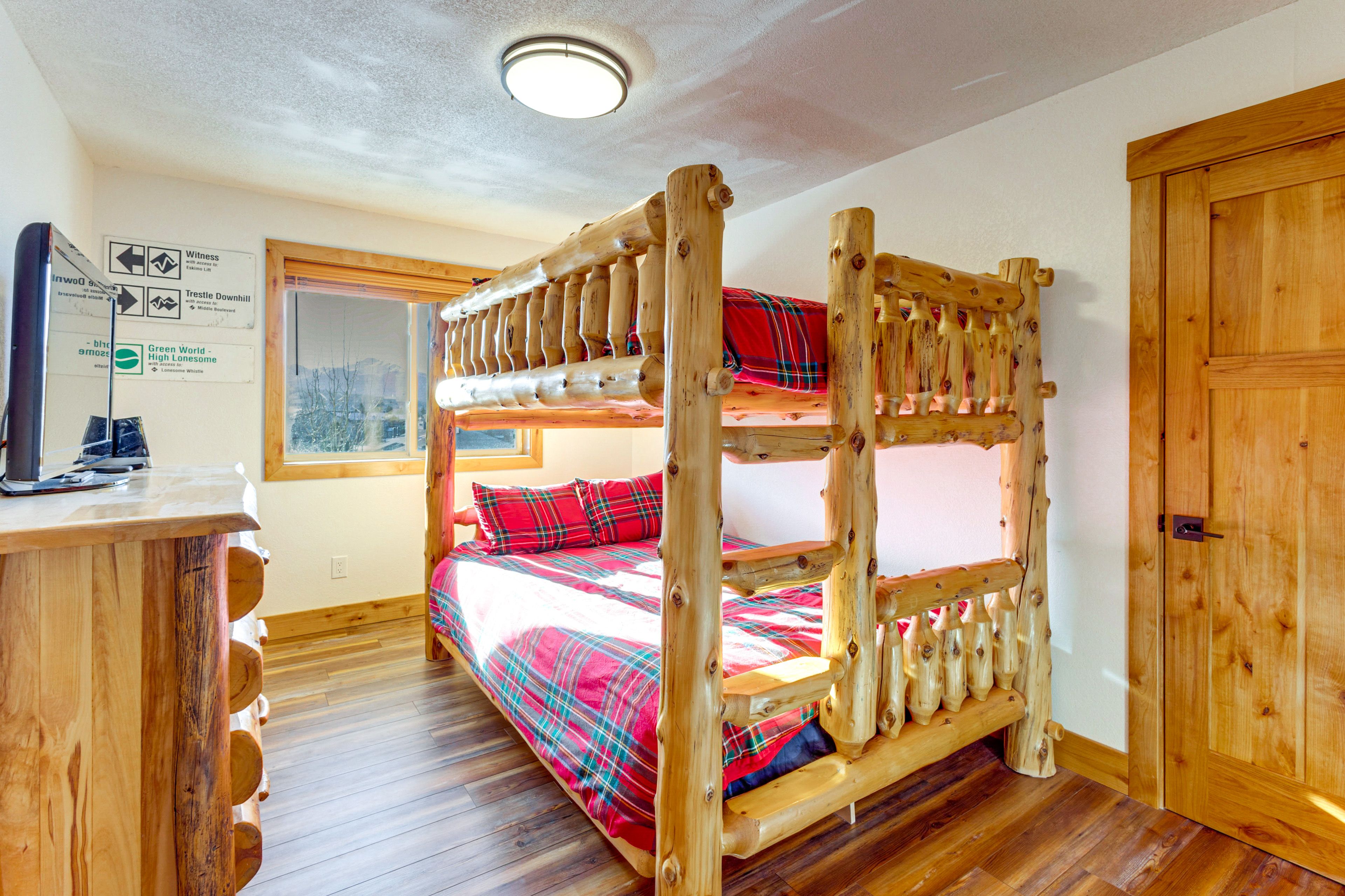 Bedroom 2 | Queen Bunk Bed