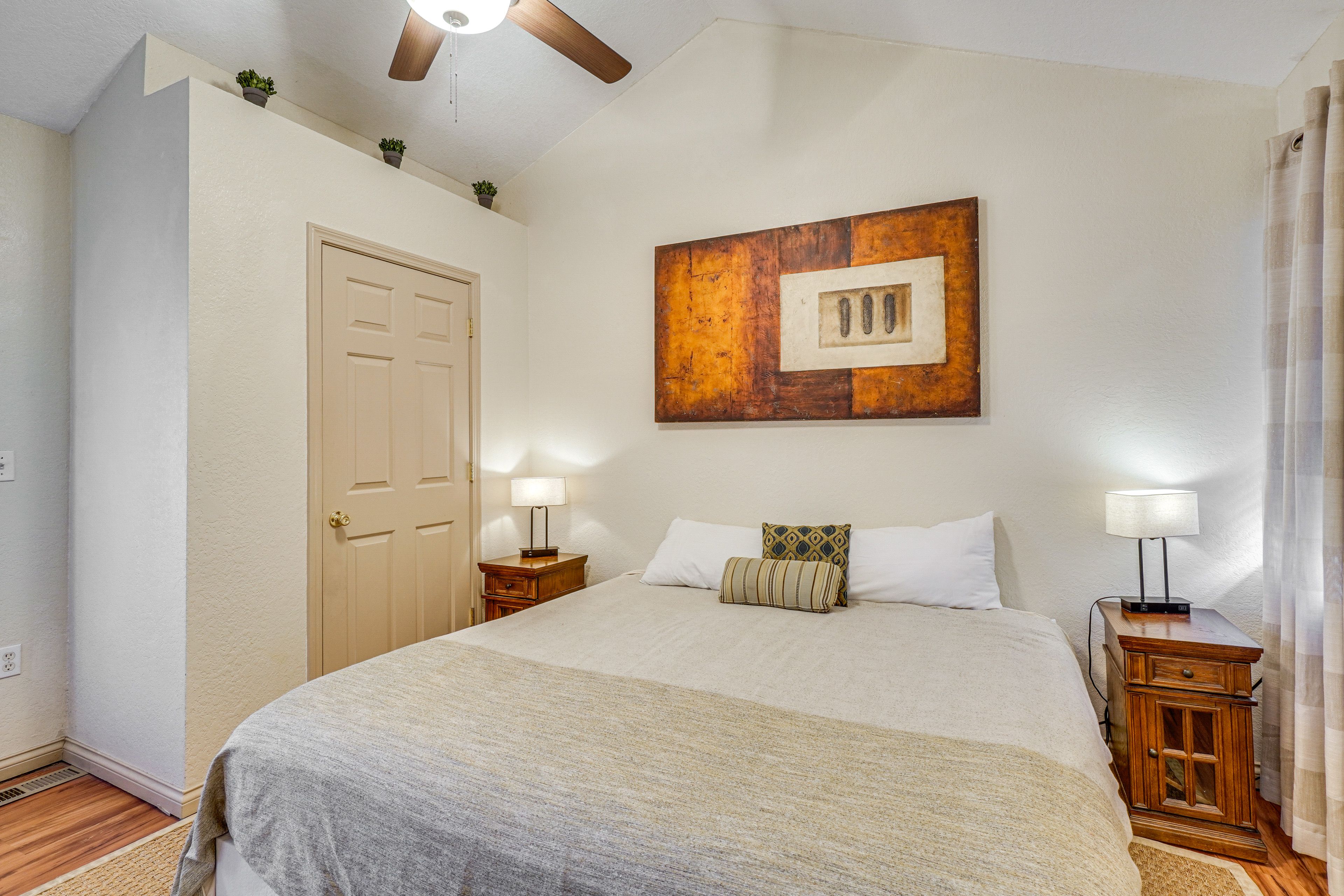 Bedroom 1 | Queen Bed | Main Floor