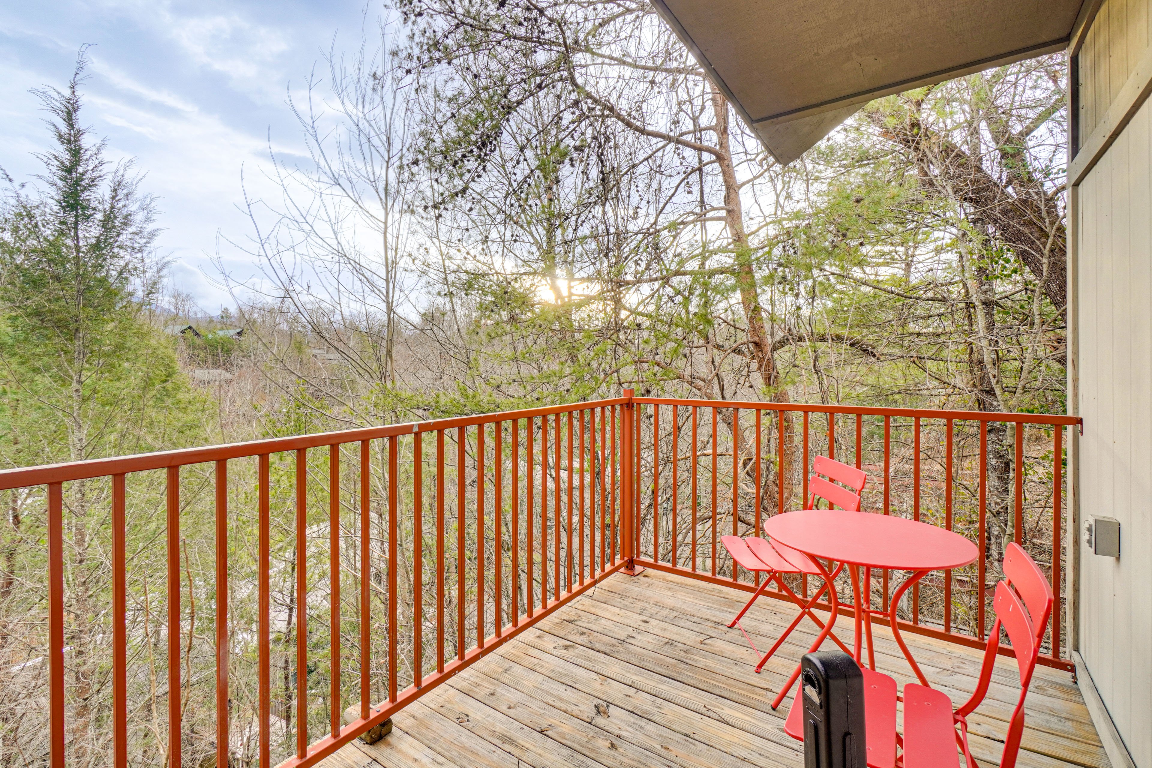 Gatlinburg Vacation Rental | 3BR | 2BA | 1 Small Step Required | 1,500 Sq Ft