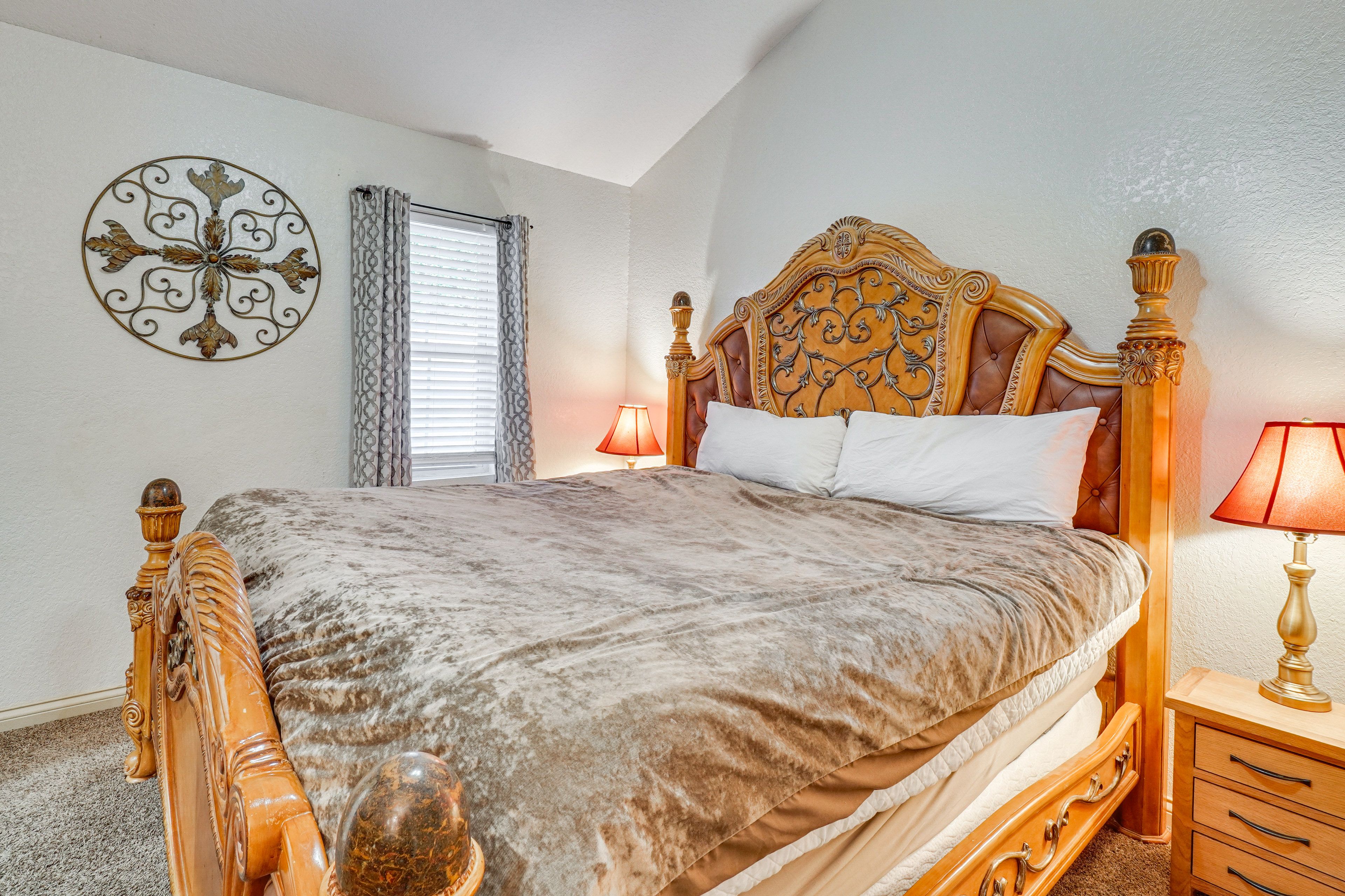 Bedroom 1 | Queen Bed | Main Floor