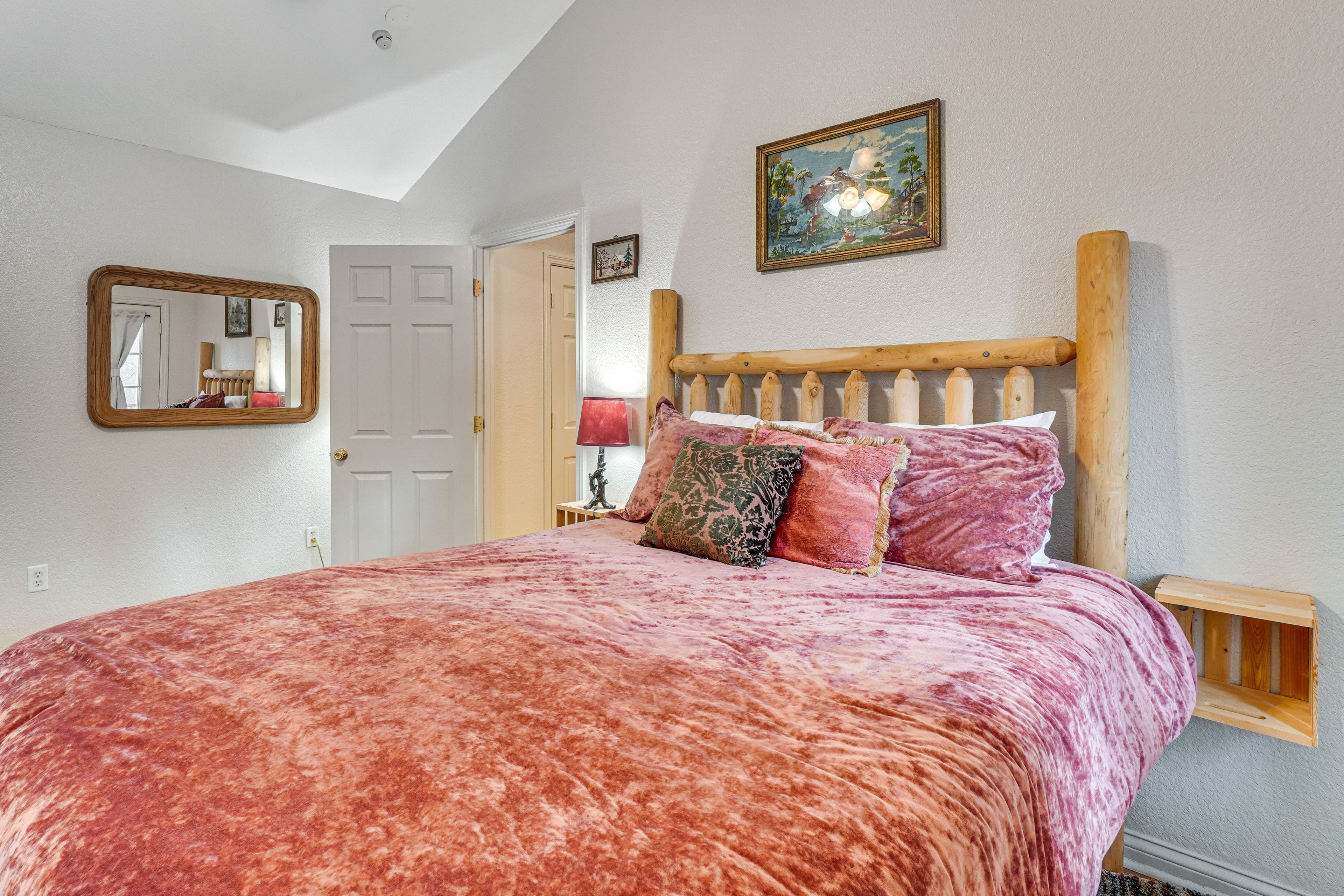 Bedroom 1 | Queen Bed | Main Level