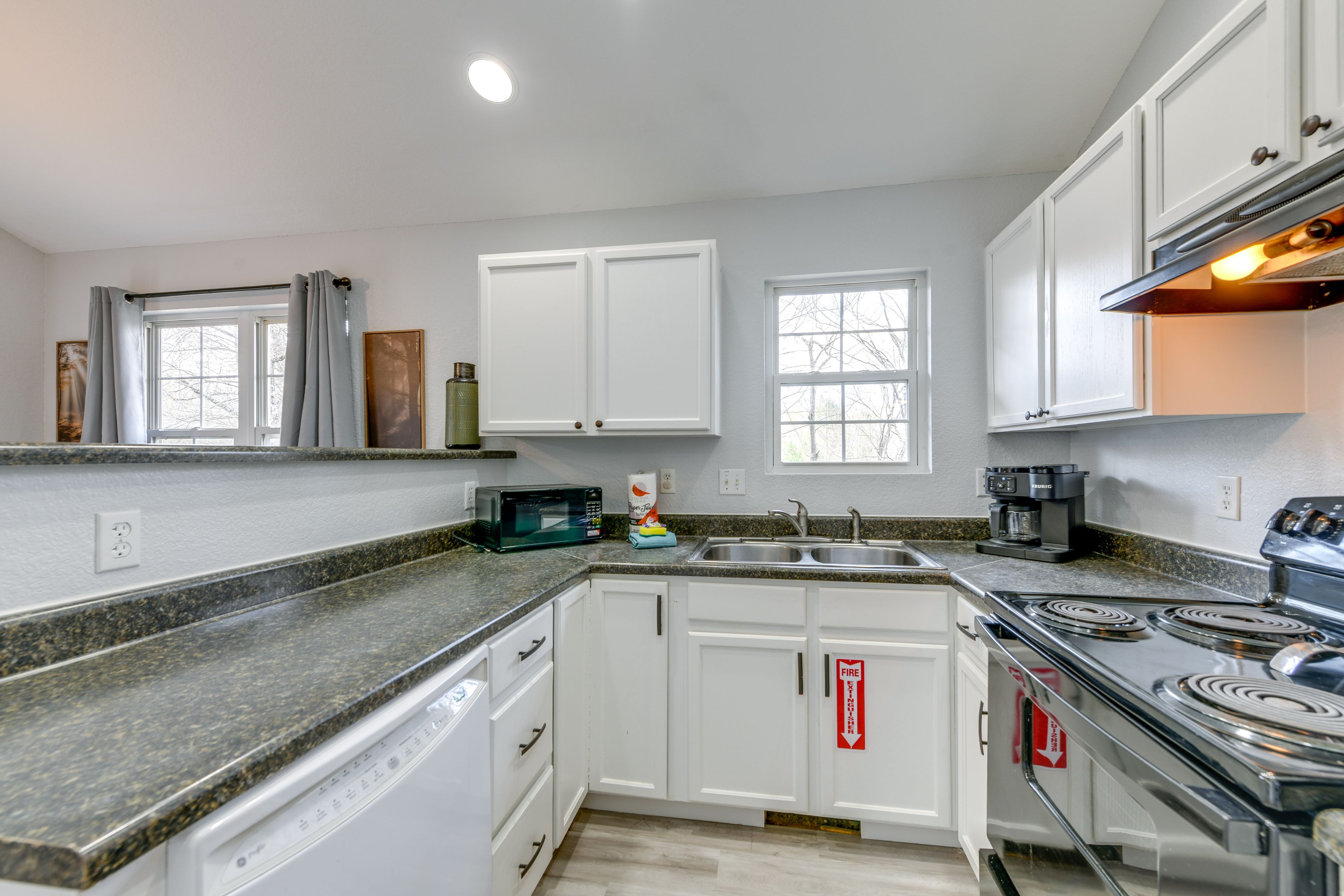 Kitchen | Main Level