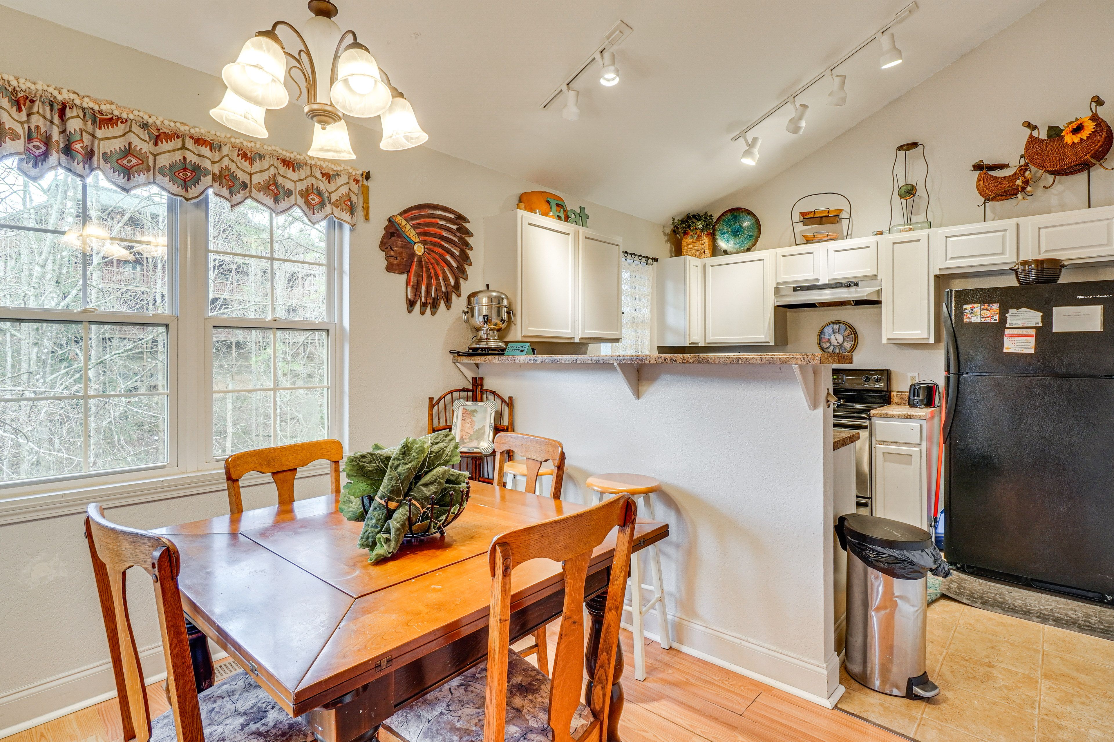 Dining Area | Dishware/Flatware Provided | Main Floor