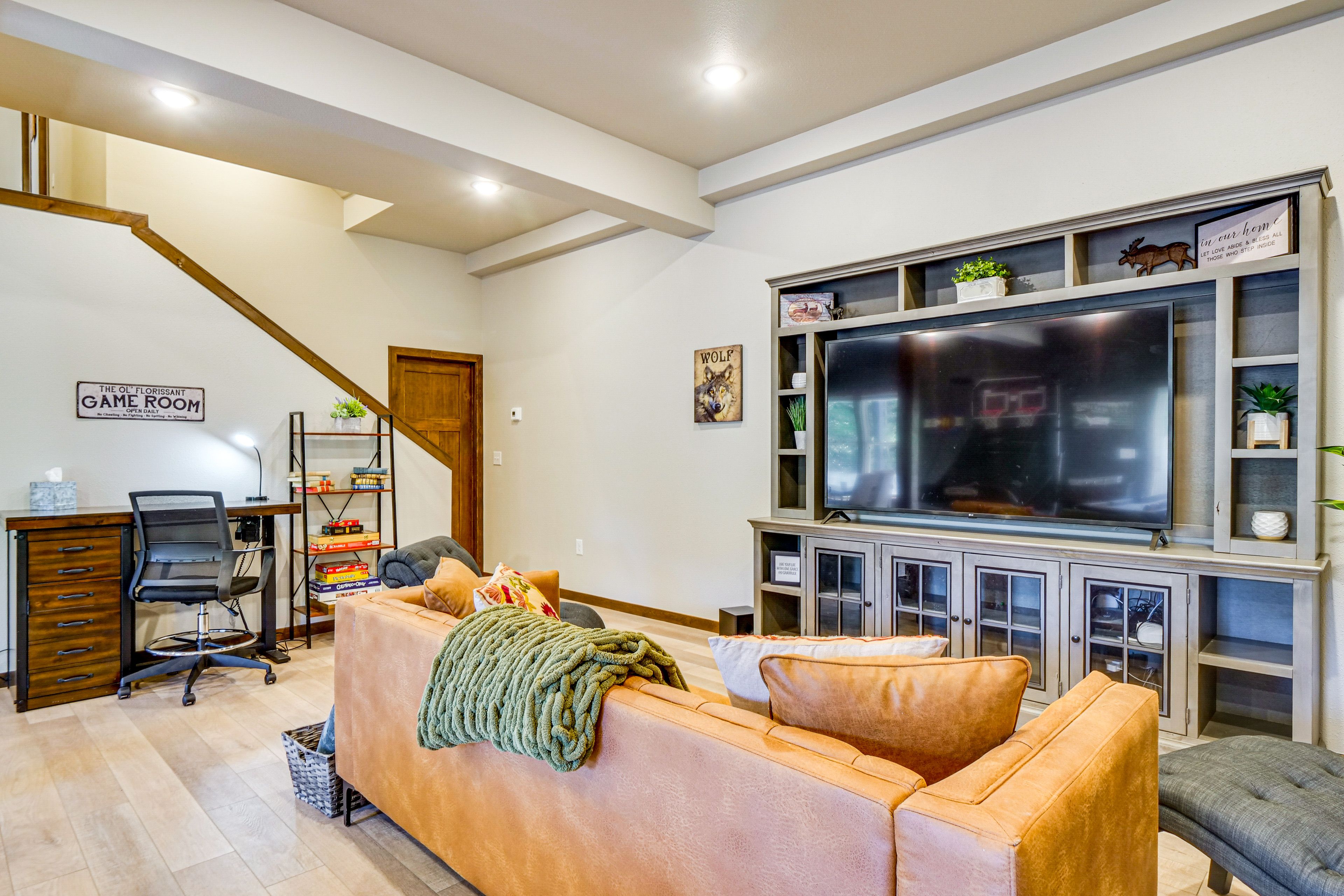 Game Room | Smart TV | Desk Workspace | Basement