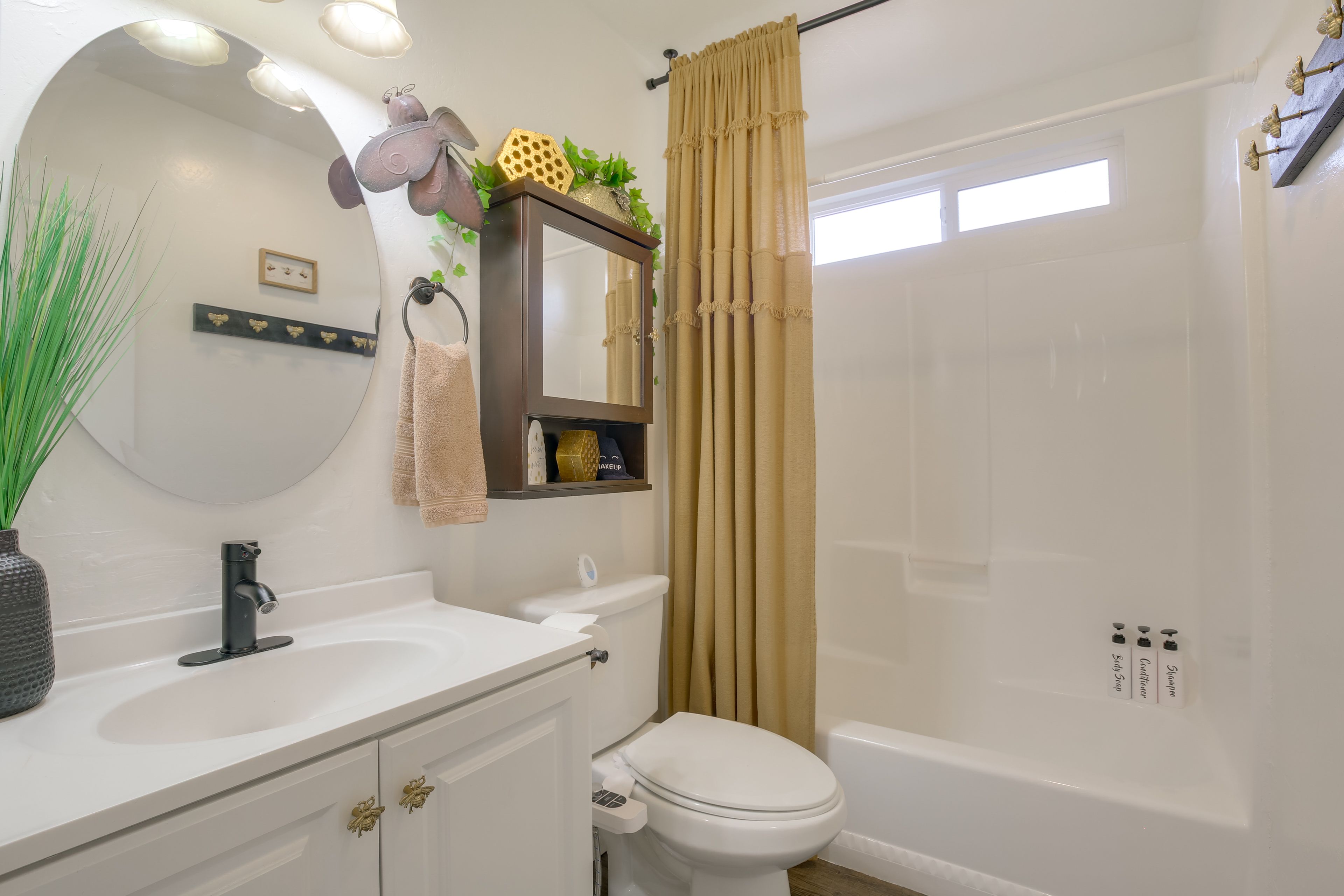 Full Bath | Towels | Hair Dryer