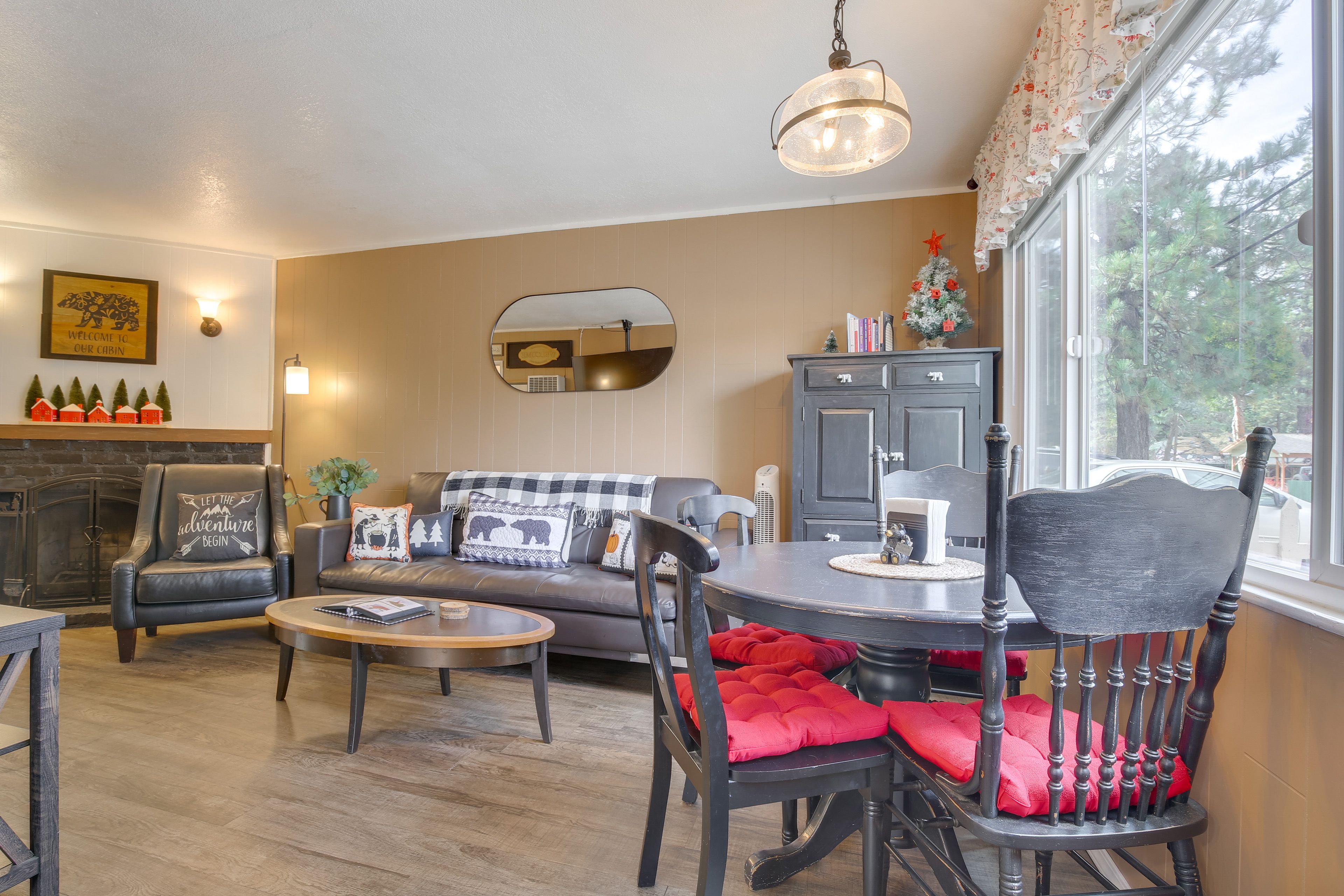 Living Room | Smart TV | Board Games