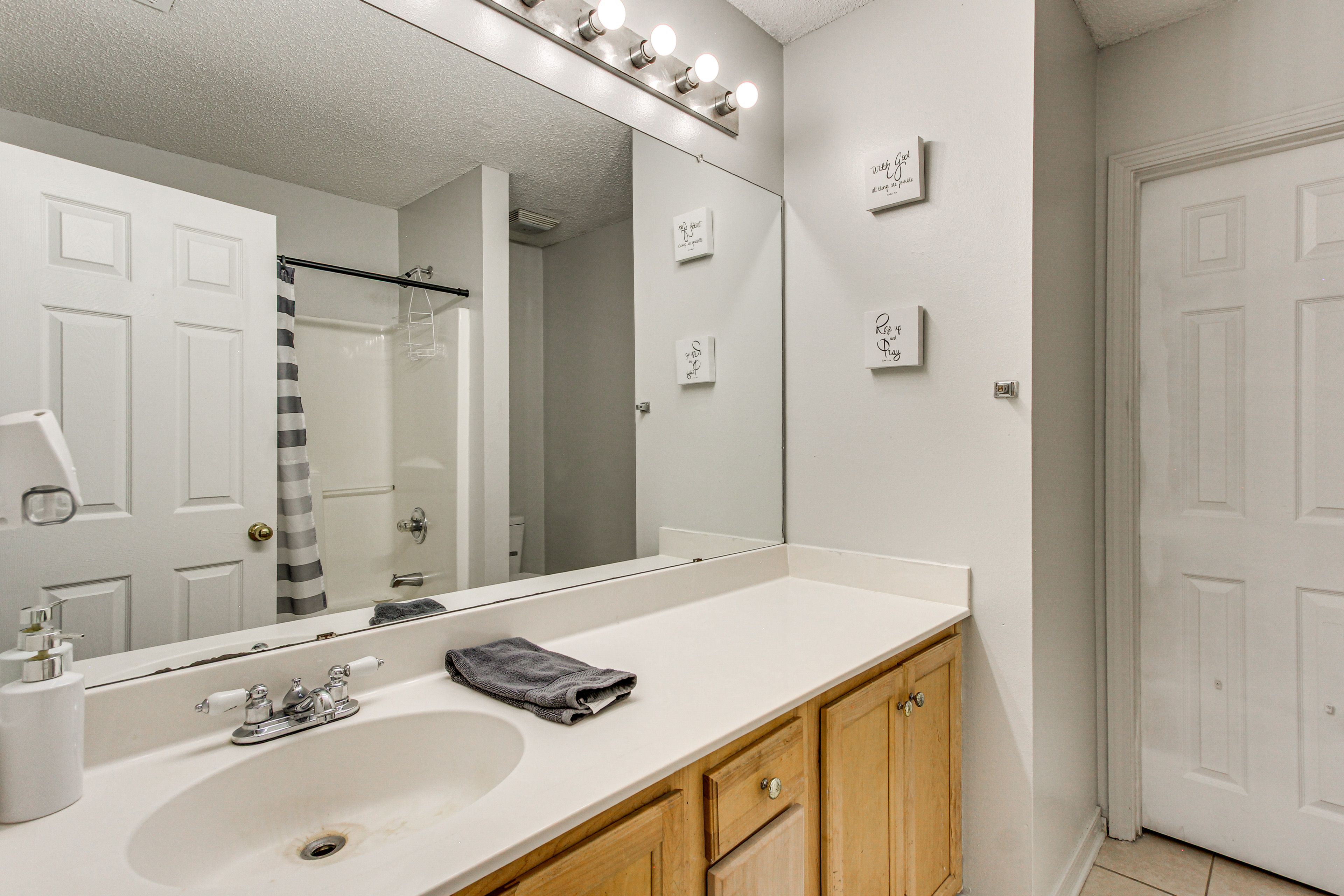 Full Bathroom | Complimentary Toiletries | Towels Provided