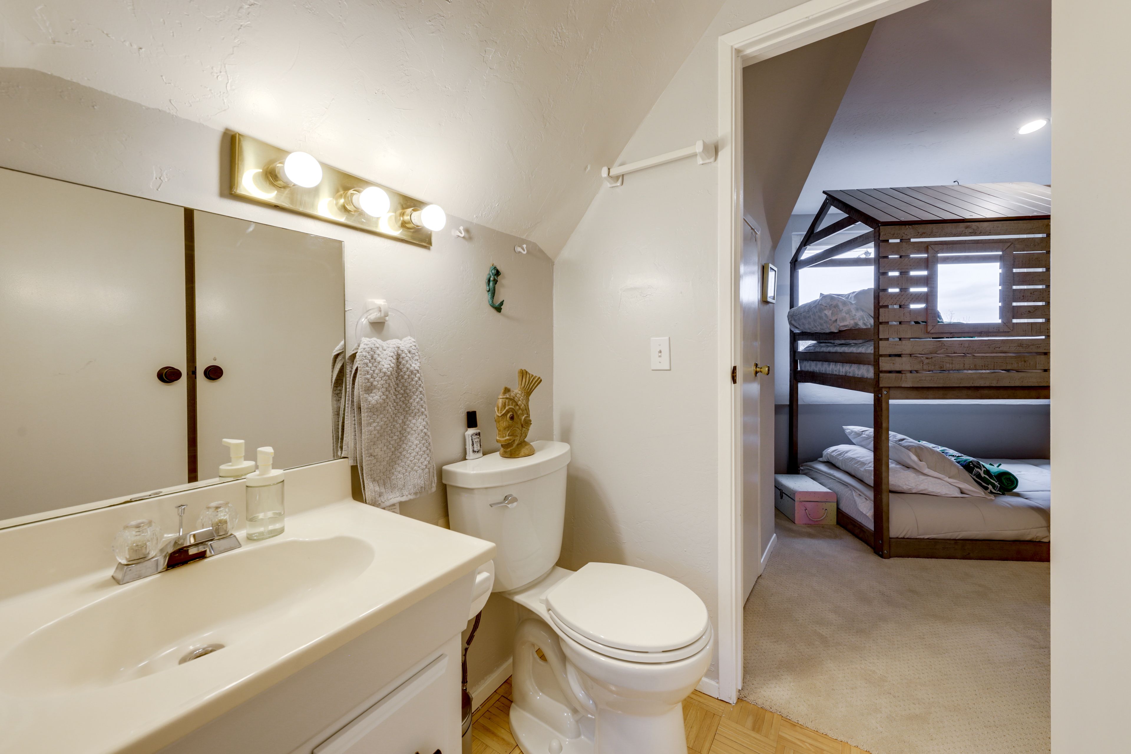 En-Suite Bathroom | Shower/Tub Combo | 2nd Floor