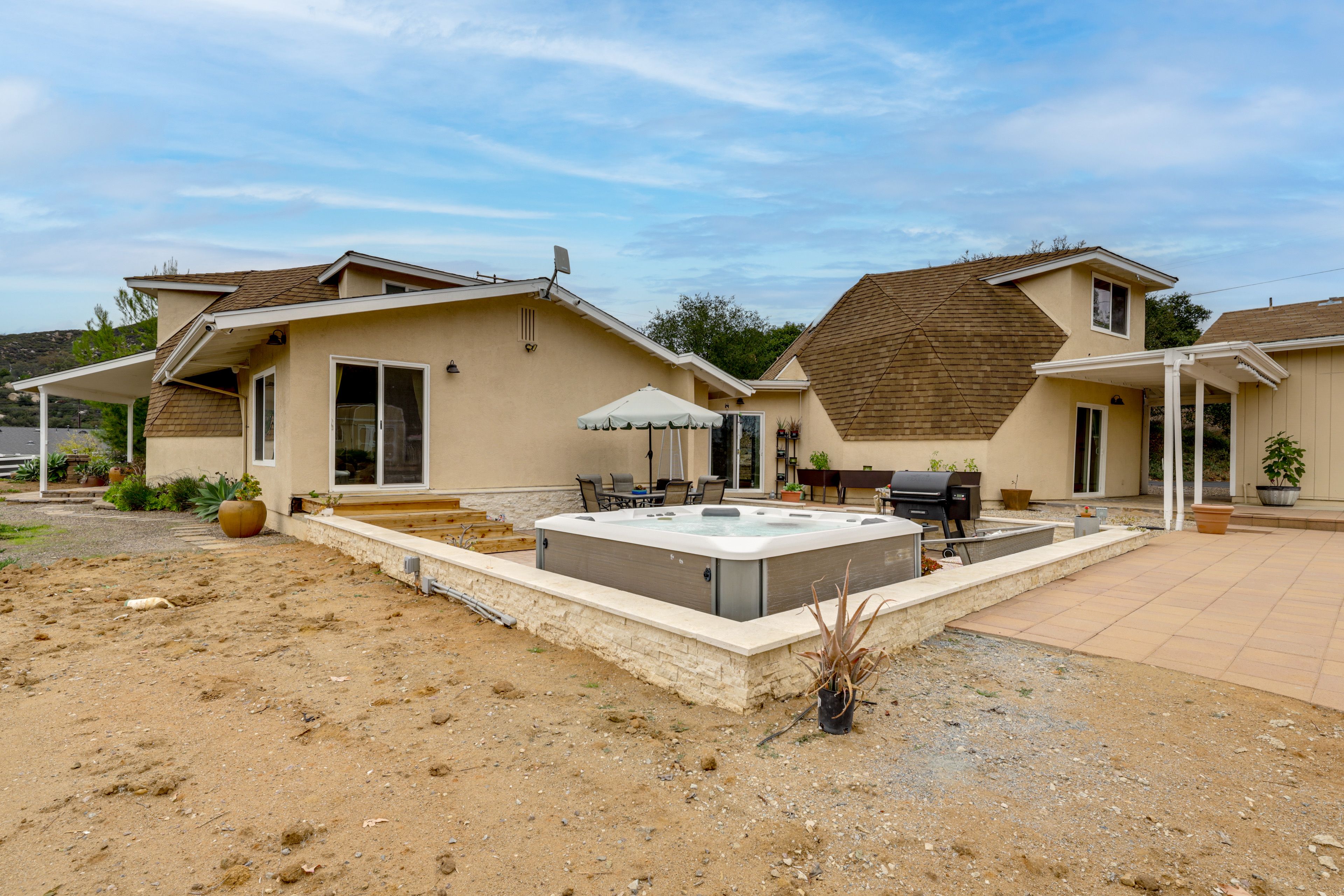 Private Patio | Hot Tub | Outdoor Dining Table | Traeger Pellet Grill