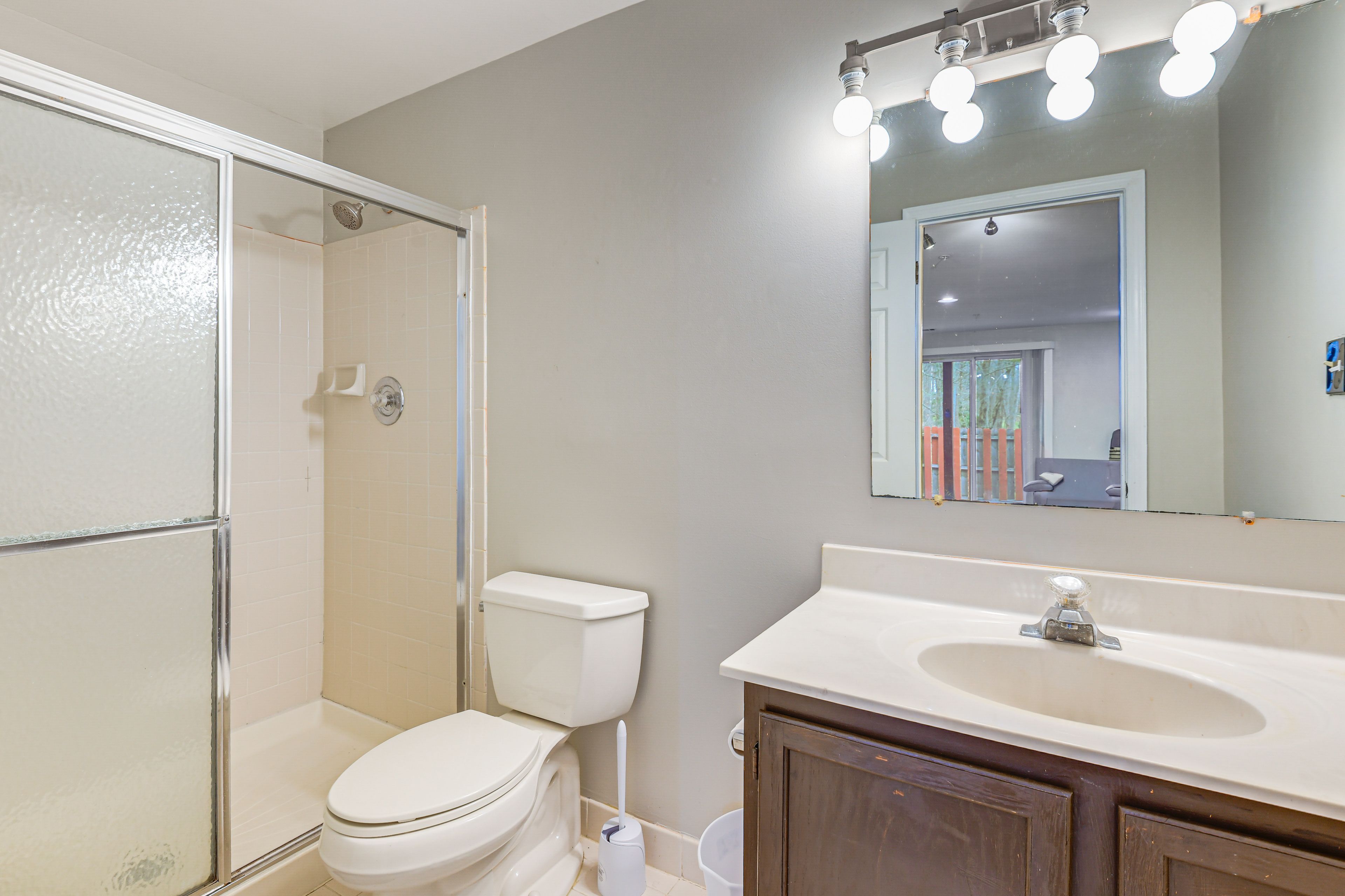 Full Bathroom | Towels Provided | Complimentary Toiletries