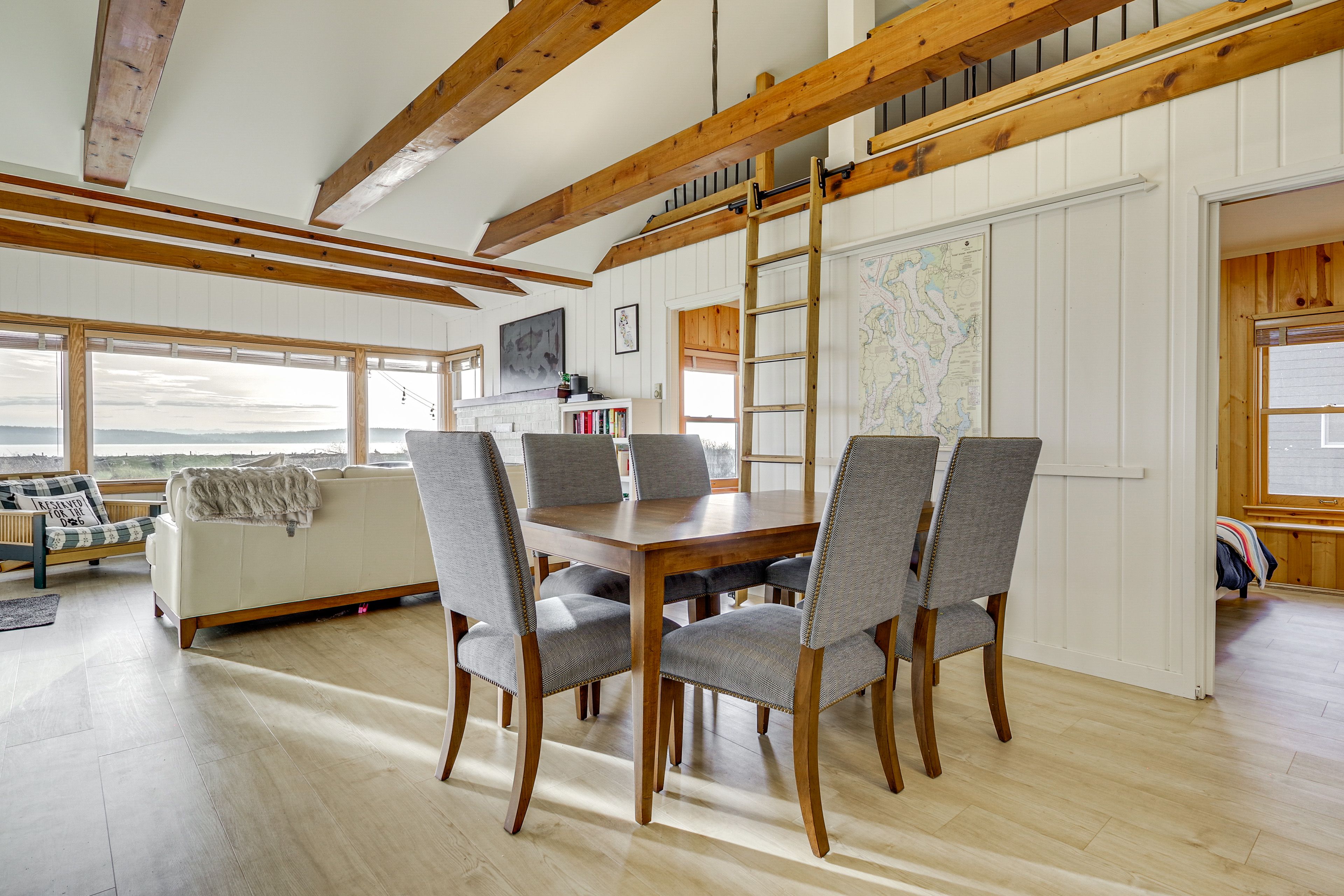 Dining Area | Dishware/Flatware Provided | 1st Floor