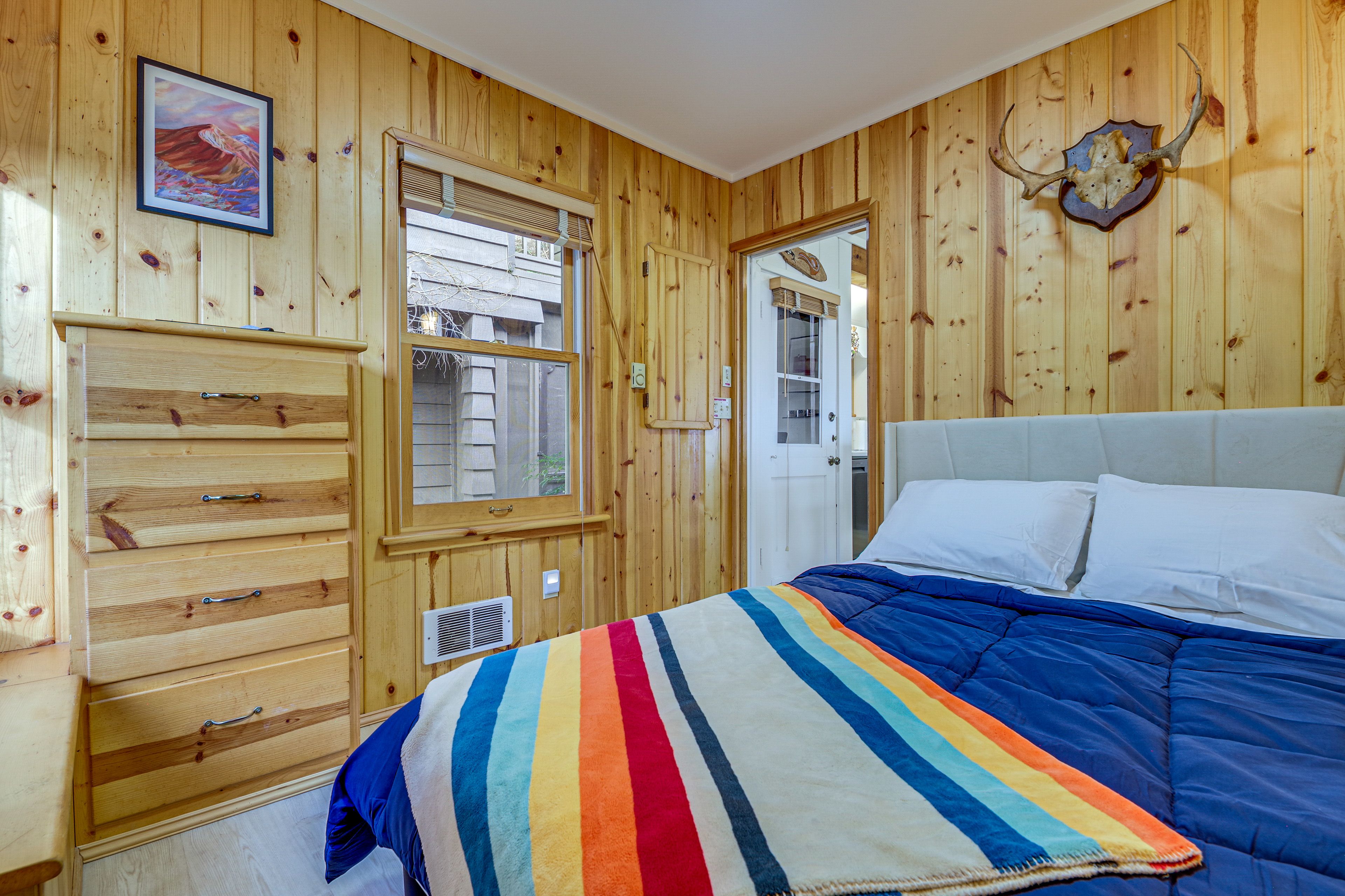 Bedroom 2 | Queen Bed | 1st Floor