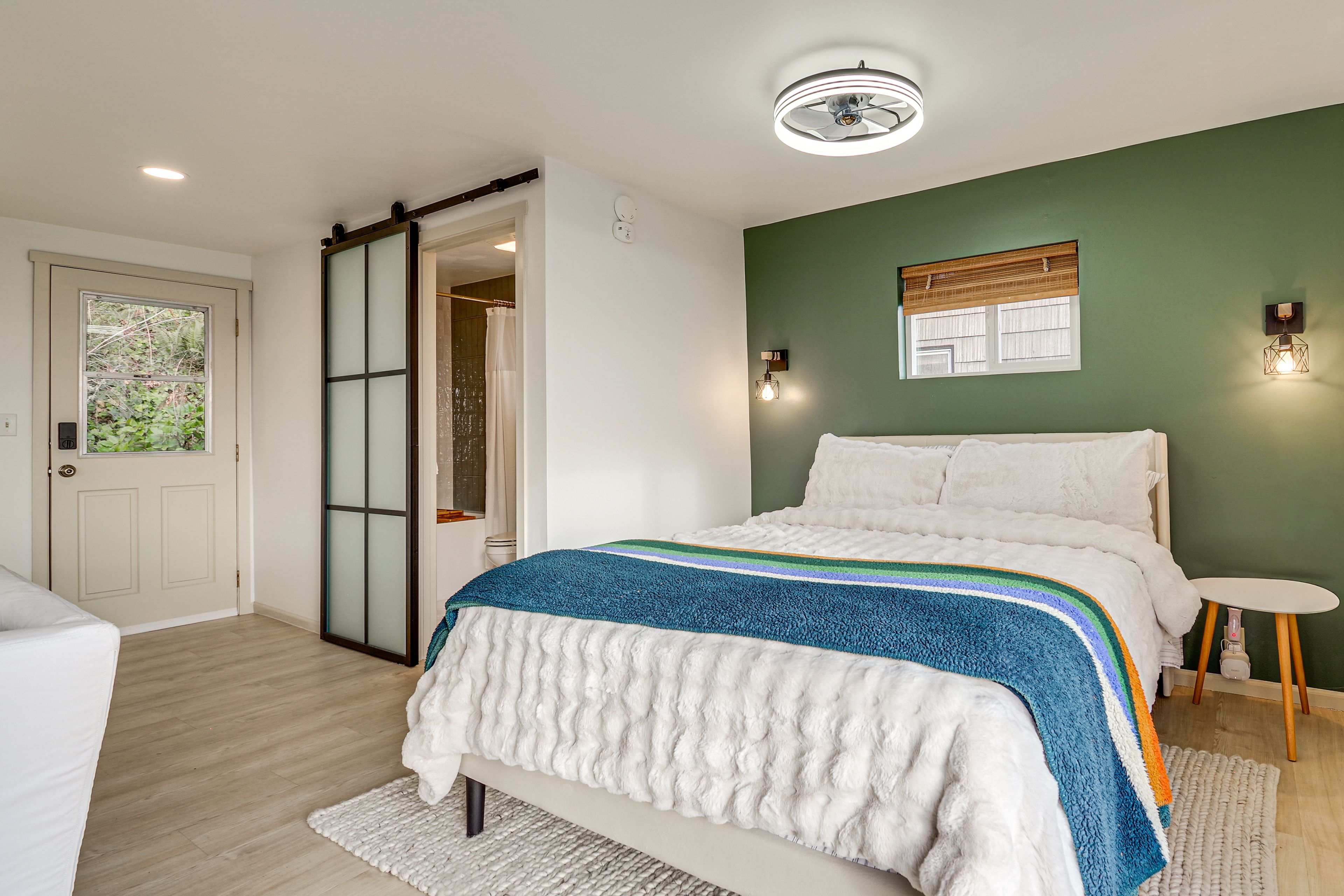 Bedroom 4 (Boathouse) | Queen Bed | Living Area | 1st Floor