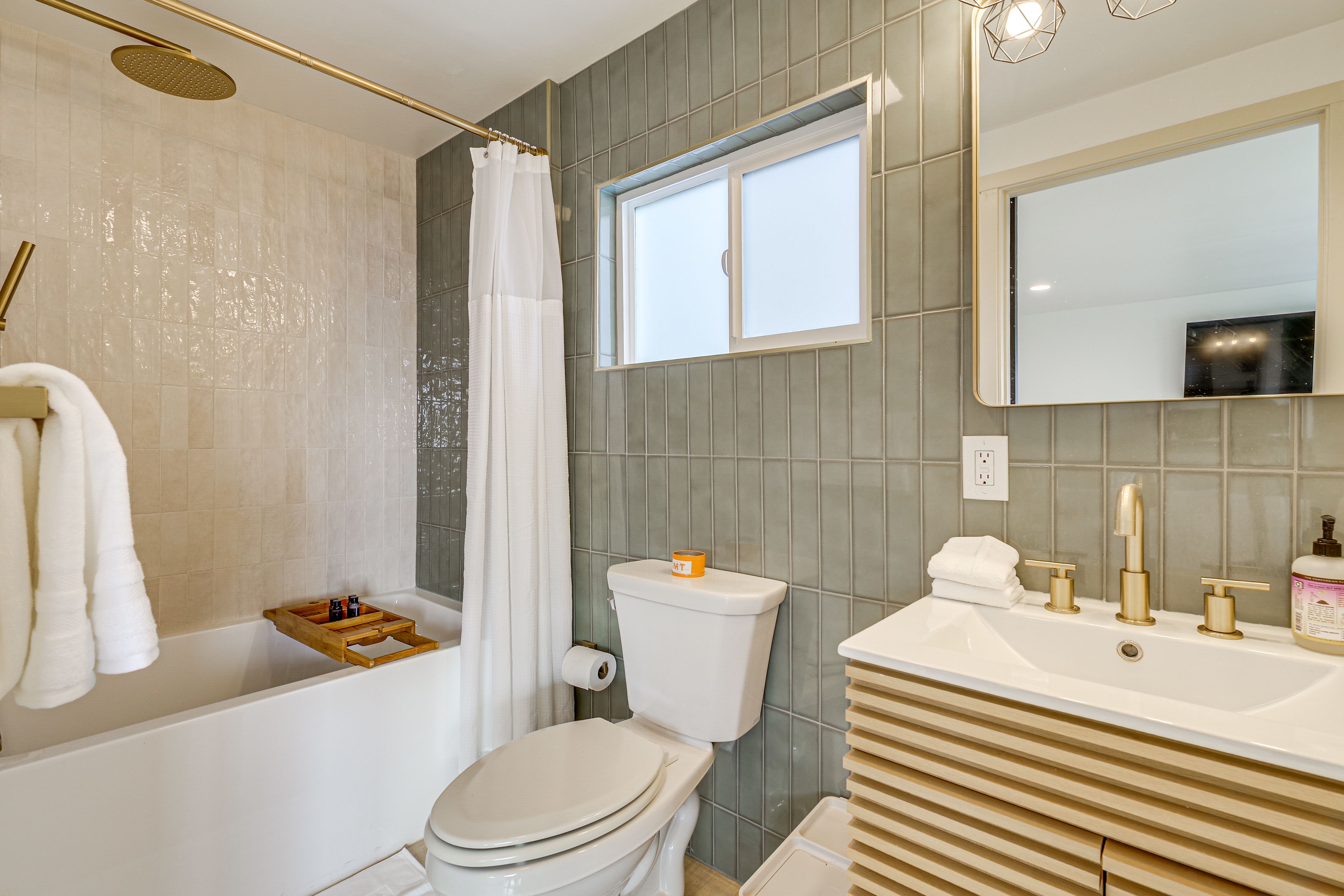 Bathroom (Boathouse) | 1st Floor