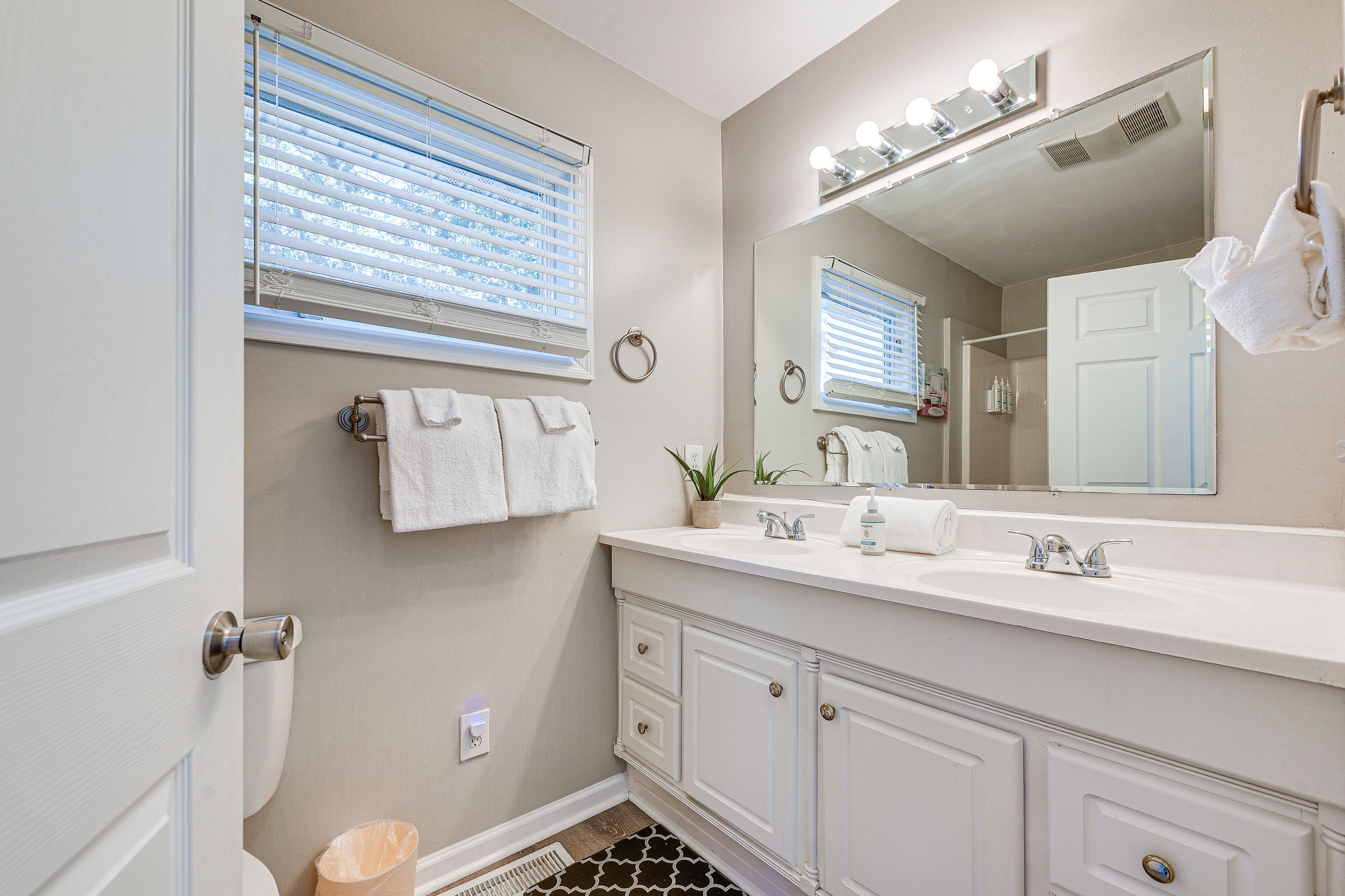 Full Bathroom | Towels Provided