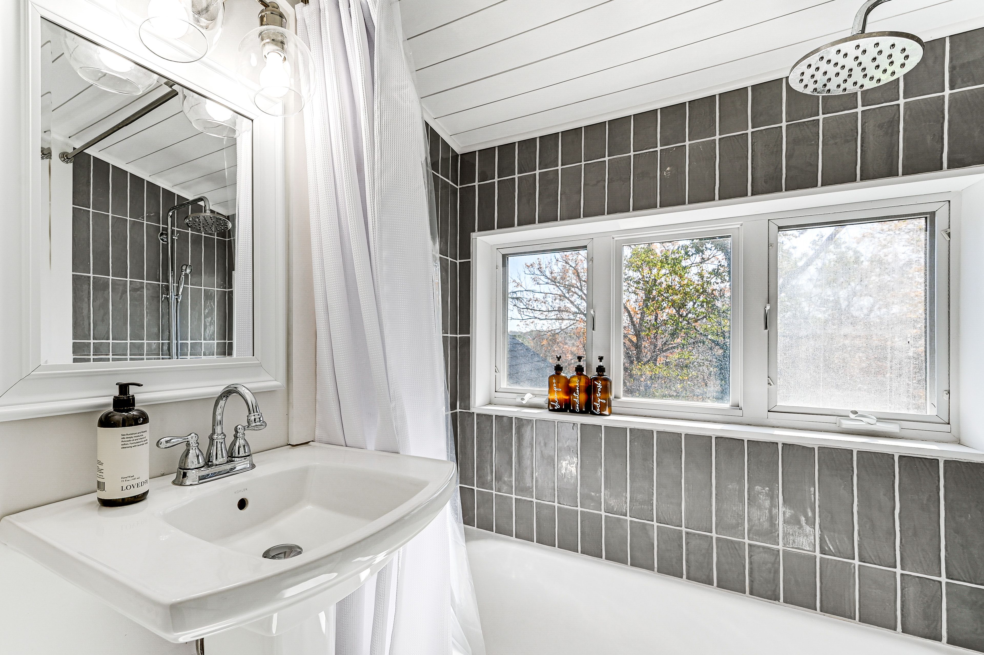 Full Bath | Towels | Hair Dryer | 1st Floor