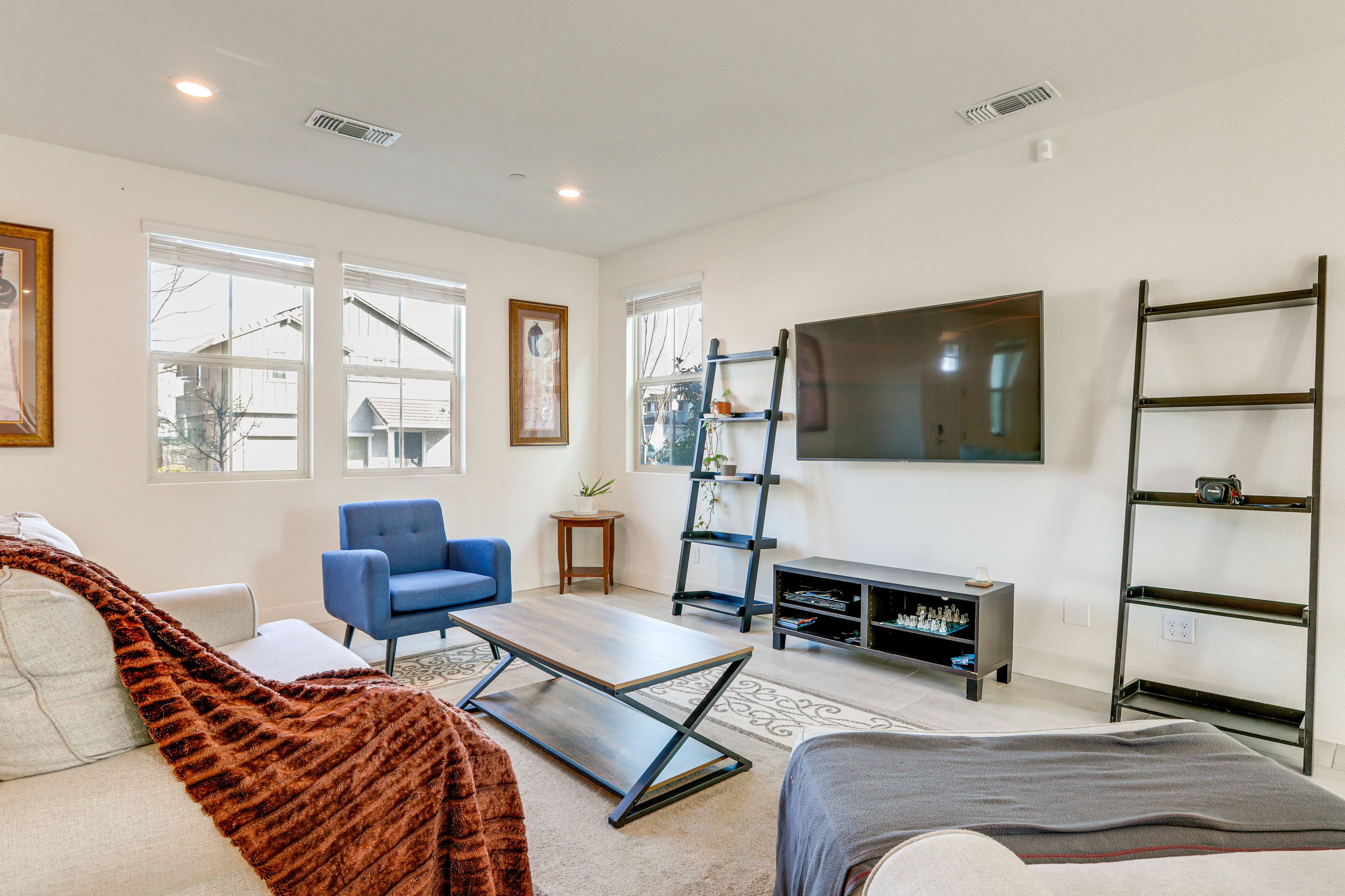 Living Room | Free WiFi | 1st Floor