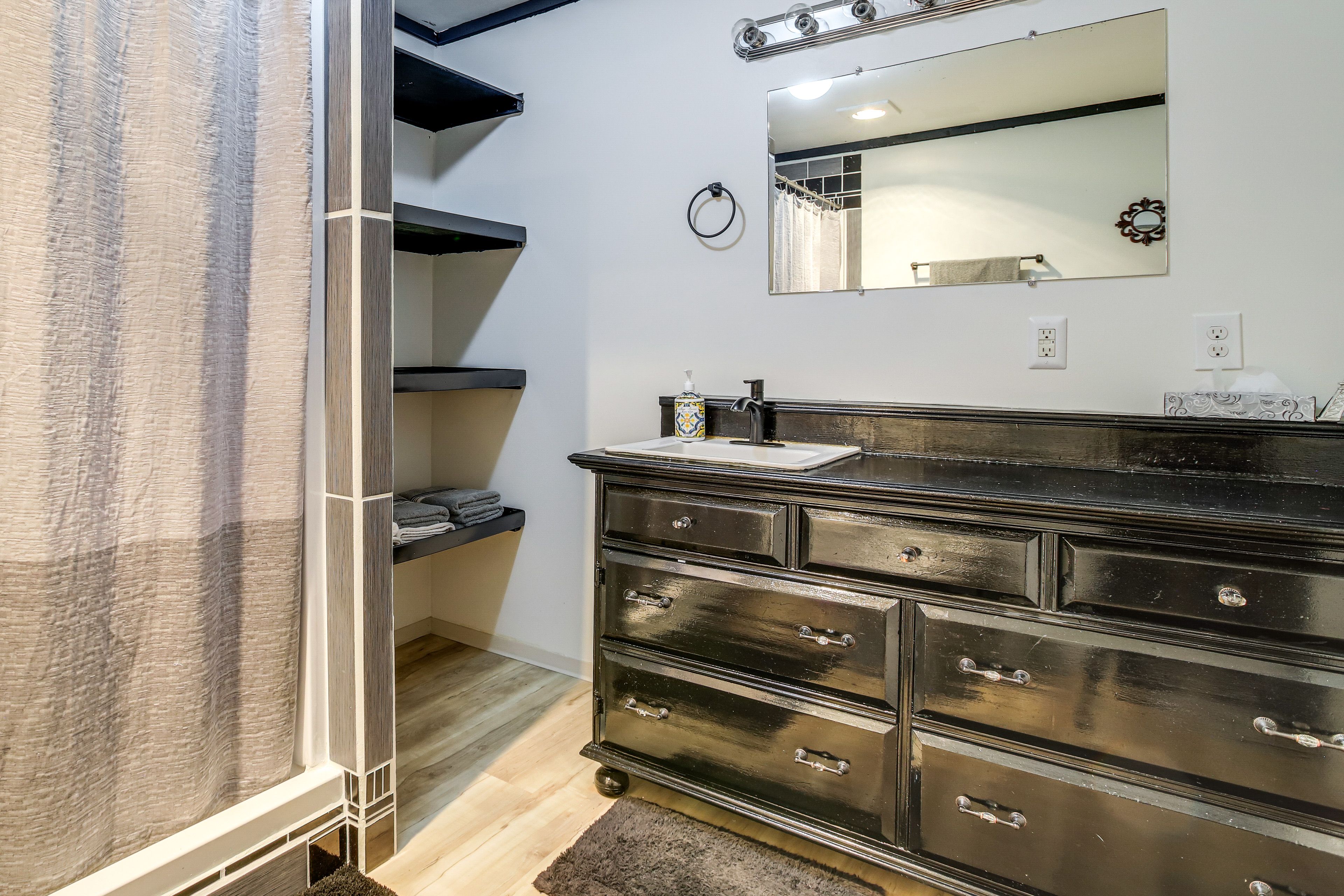 Bathroom | Shower | Towels Provided | 2nd Floor