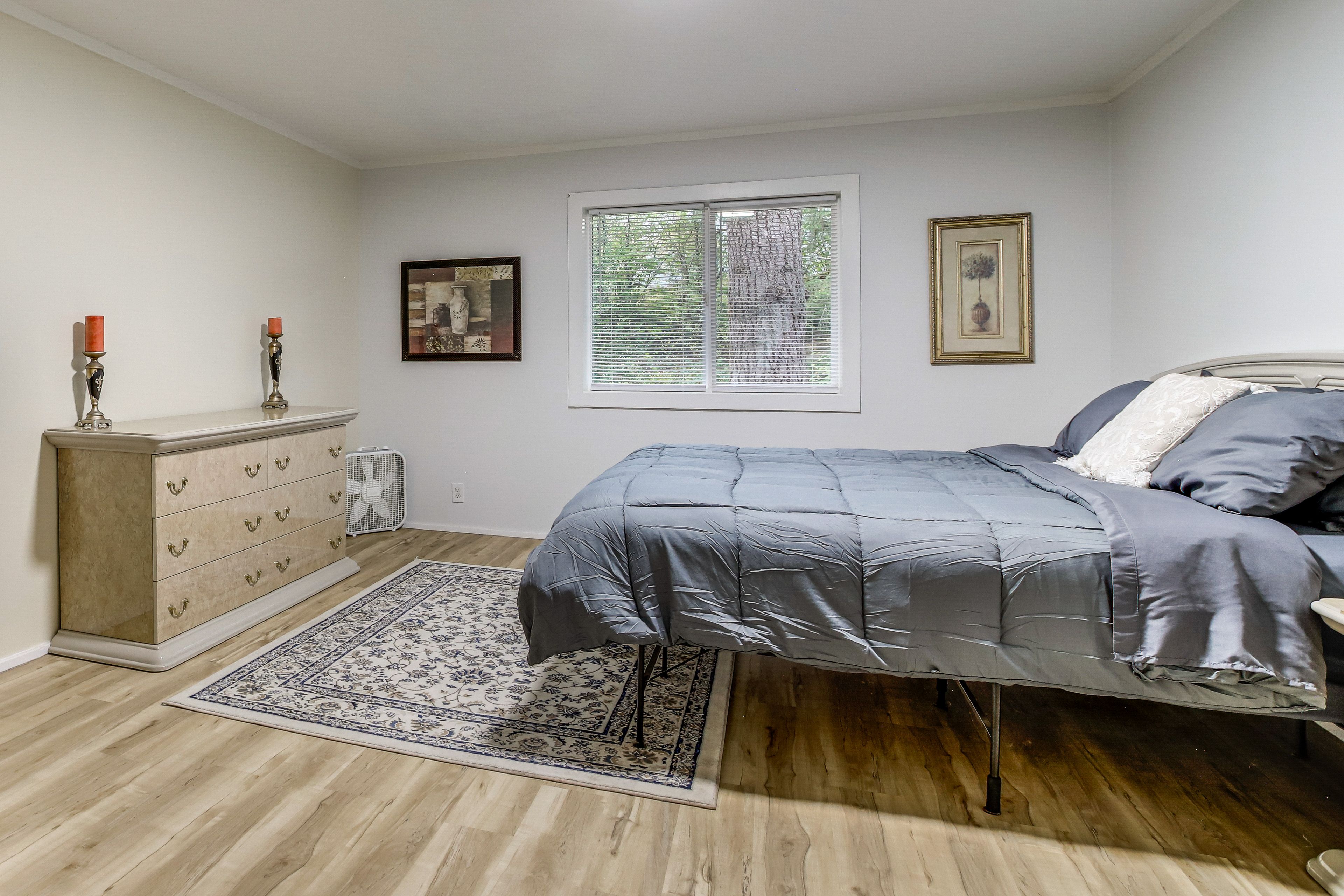 Bedroom 2 | King Bed | Desk | 2nd Floor