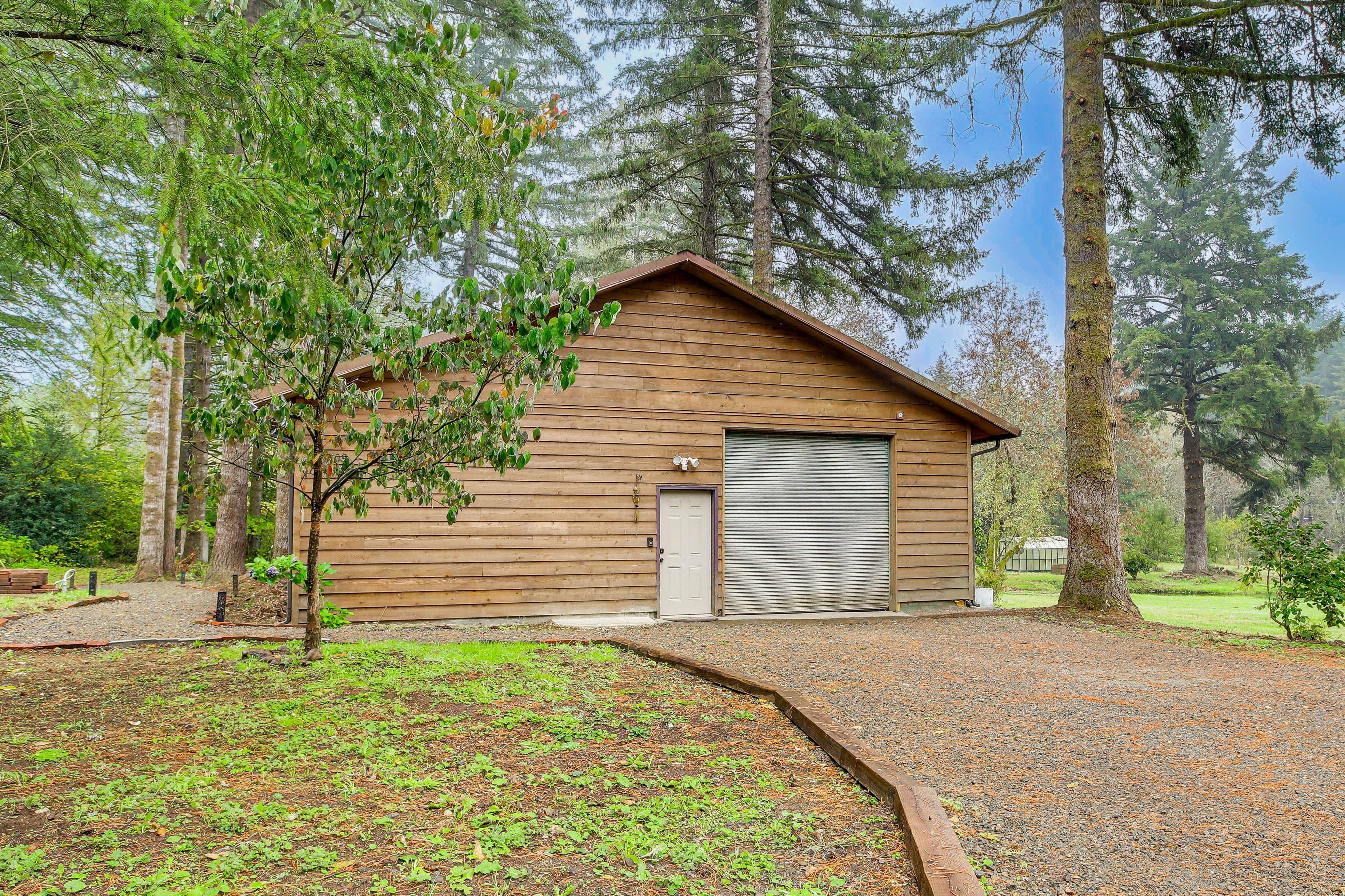 Parking | Driveway (7 Vehicles) | No Garage Parking