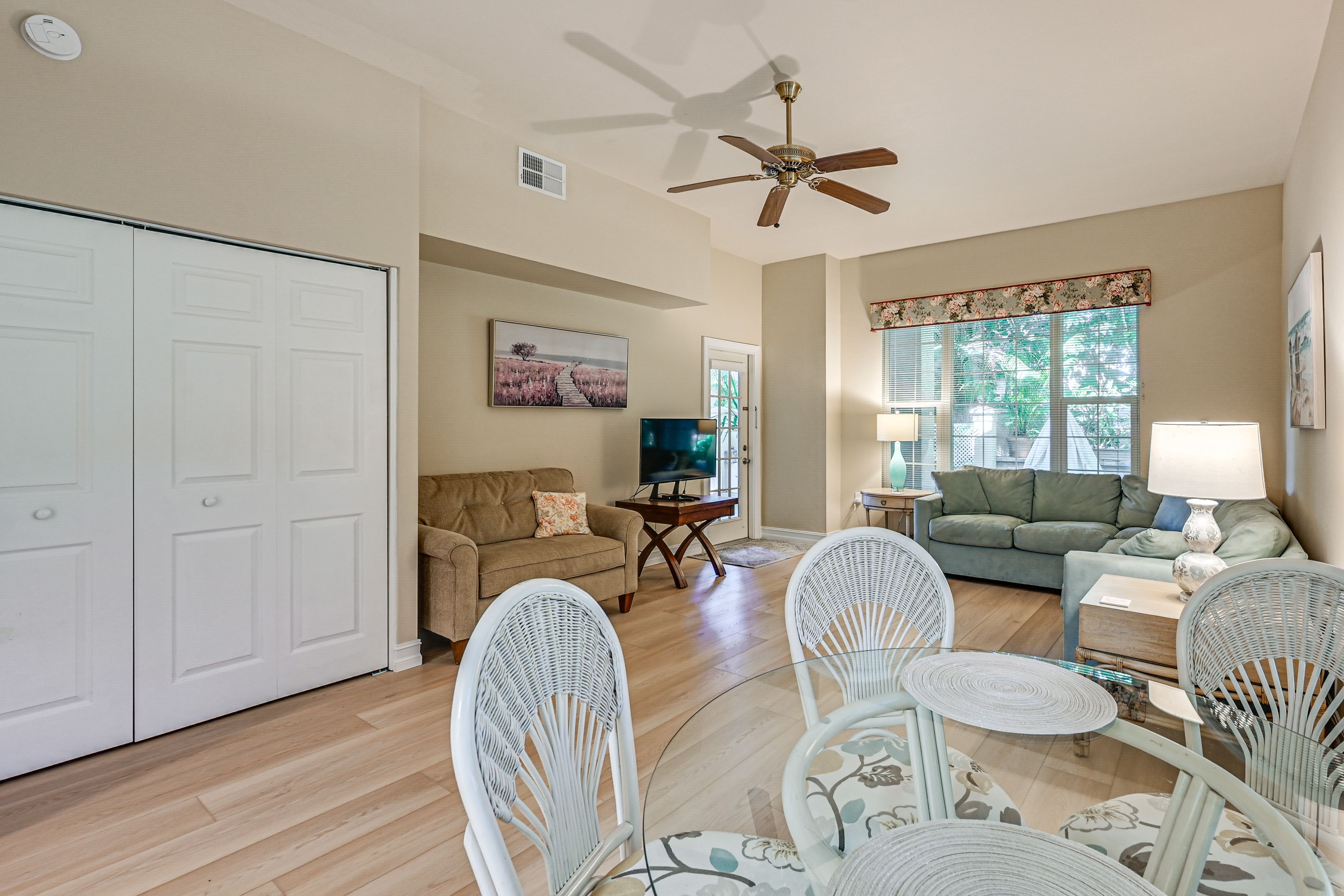 Dining Area | Dishware/Flatware
