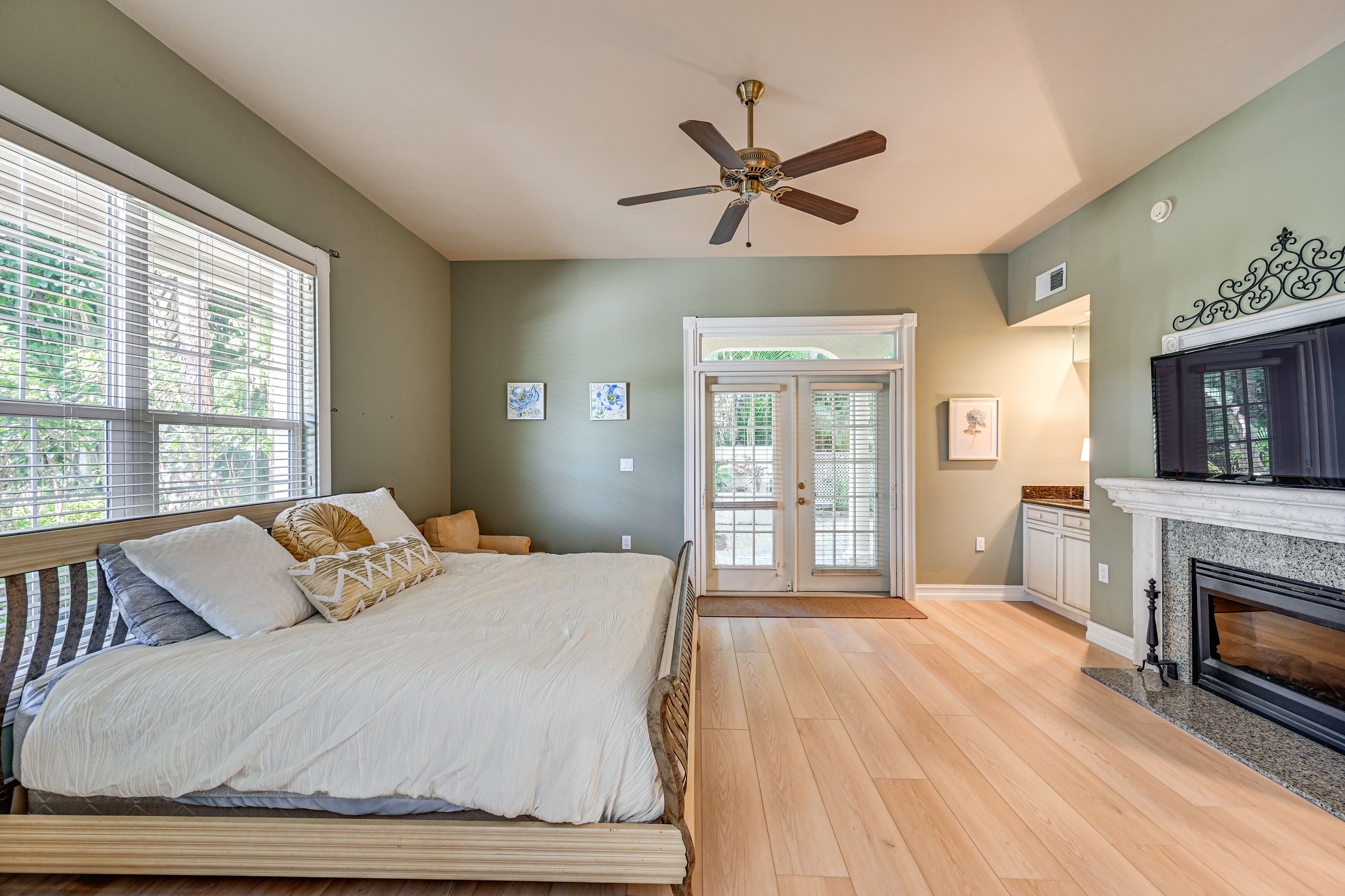 Bedroom | King Bed | Smart TV | Fireplace