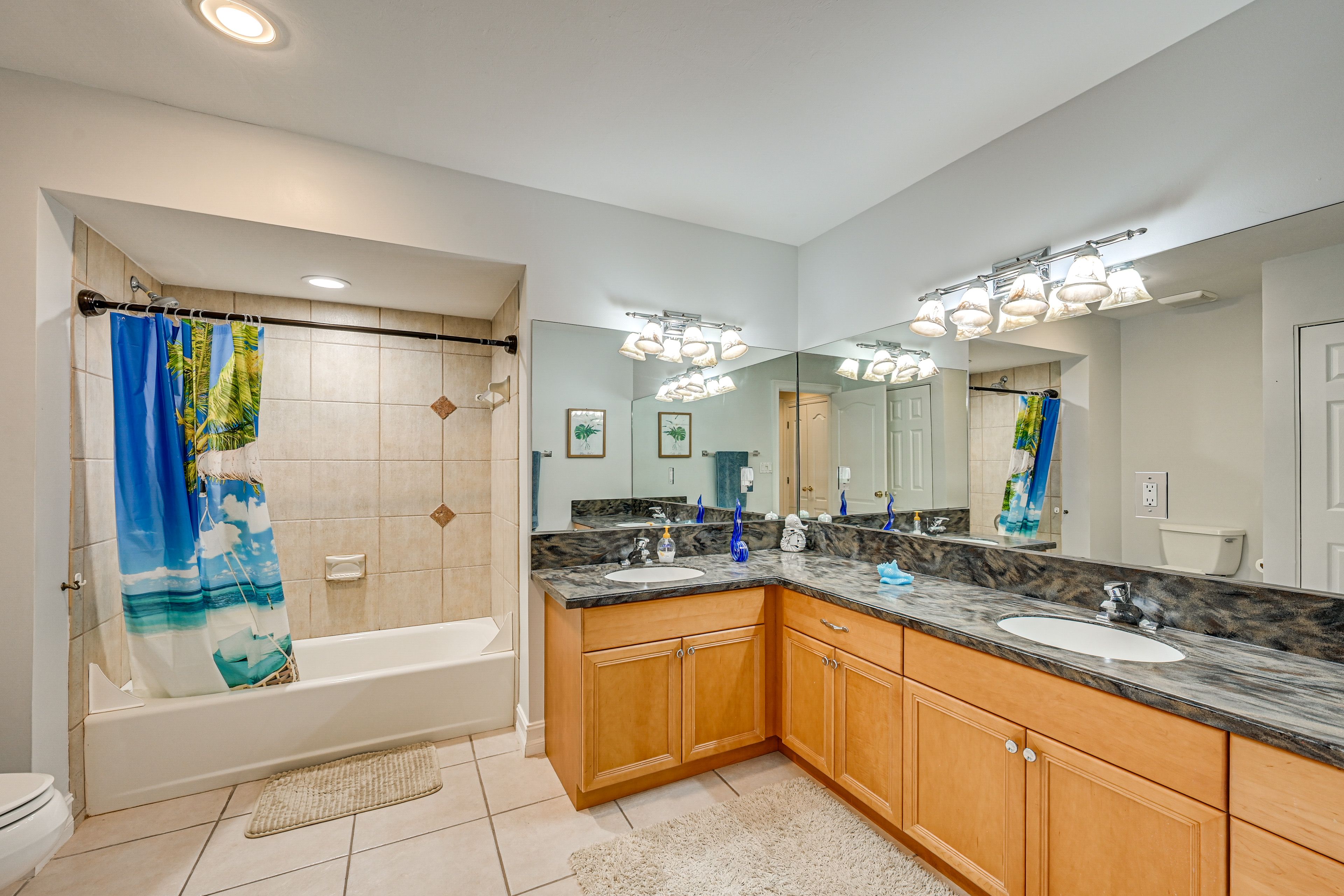 Full Bathroom | Complimentary Toiletries | Towels Provided