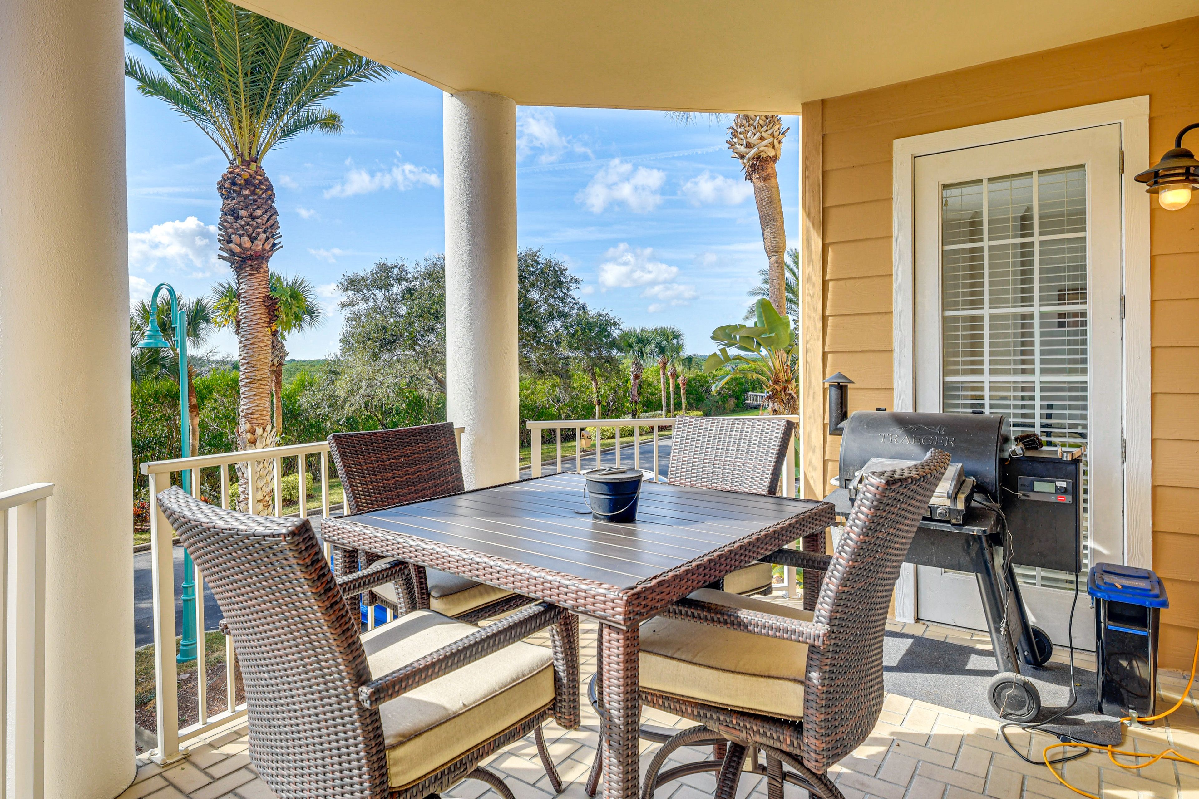 Balcony | Outdoor Dining Set | Traeger Grill